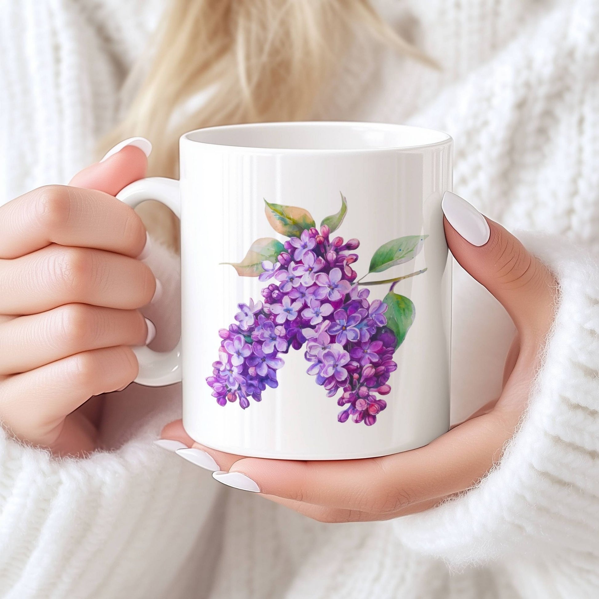 Sommerkrus SYRIN No2 har en fyldig syrinkvast med nyanser av fiolett og purpur, samt grønnskimrende blader som gir dybde og kontrast. Et krus som gir følelsen av en bugnende hage i full blomst – og et hint av syrinduft i tankene.