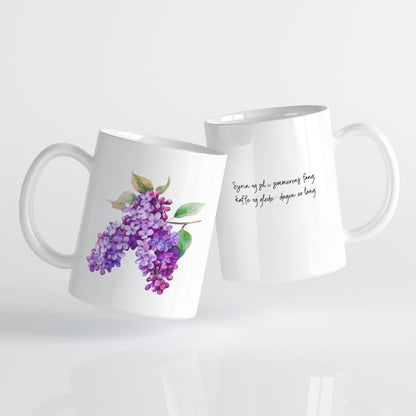 Sommerkrus SYRIN No2 har en fyldig syrinkvast med nyanser av fiolett og purpur, samt grønnskimrende blader som gir dybde og kontrast. Et krus som gir følelsen av en bugnende hage i full blomst – og et hint av syrinduft i tankene.