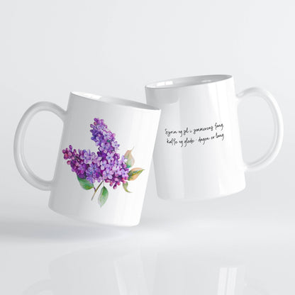 Sommerkrus SYRIN No3 kombinerer tradisjonell blomsterillustrasjon med en moderne og frisk fargepalett. Med sine myke former og tekst på baksiden blir dette kruset en hyllest til både kaffepauser og sommerdager.