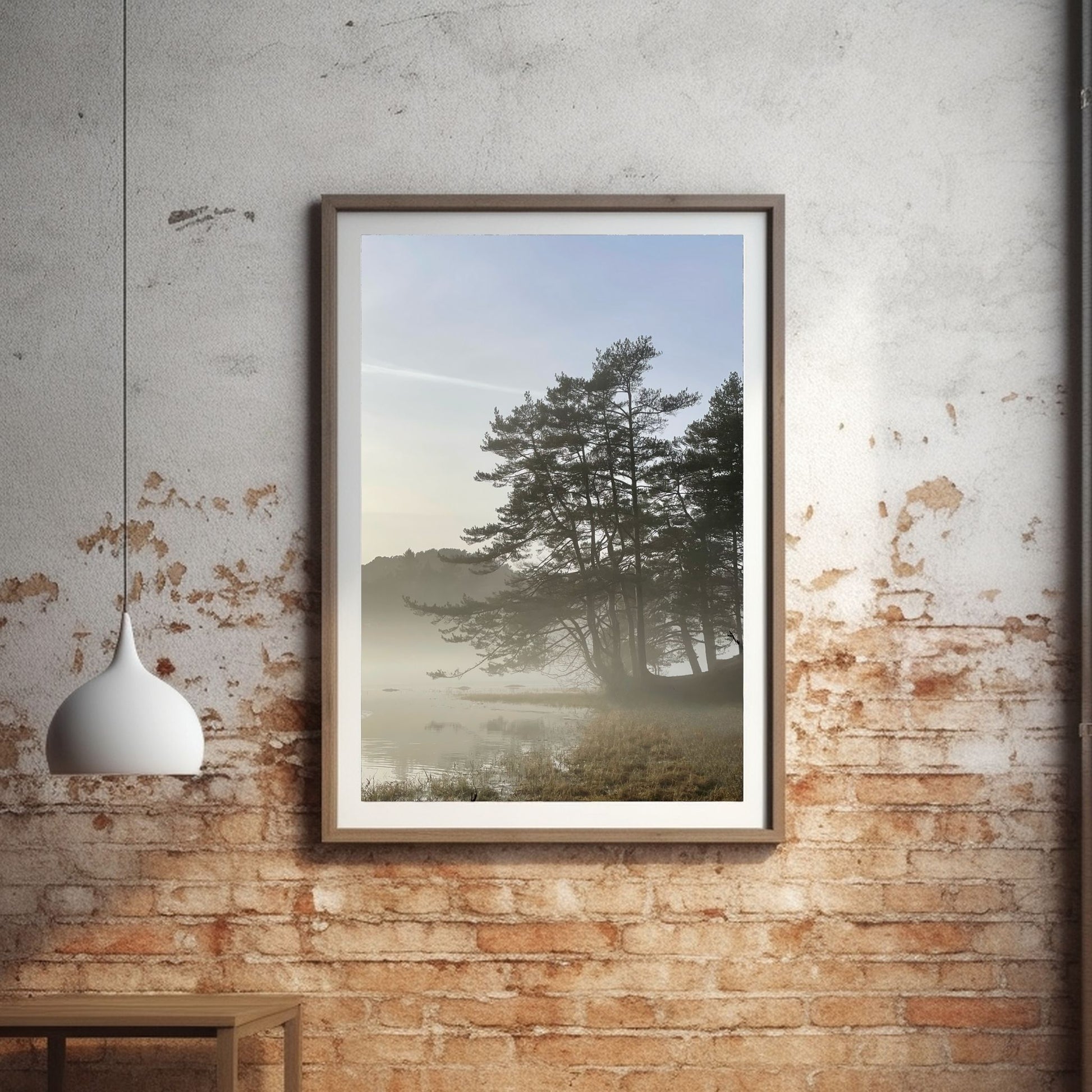 Stemningsfullt bilde fra Skranevatnet fotografert 29. januar 2024. Illustrasjon viser fotografiet i ramme på en murvegg.