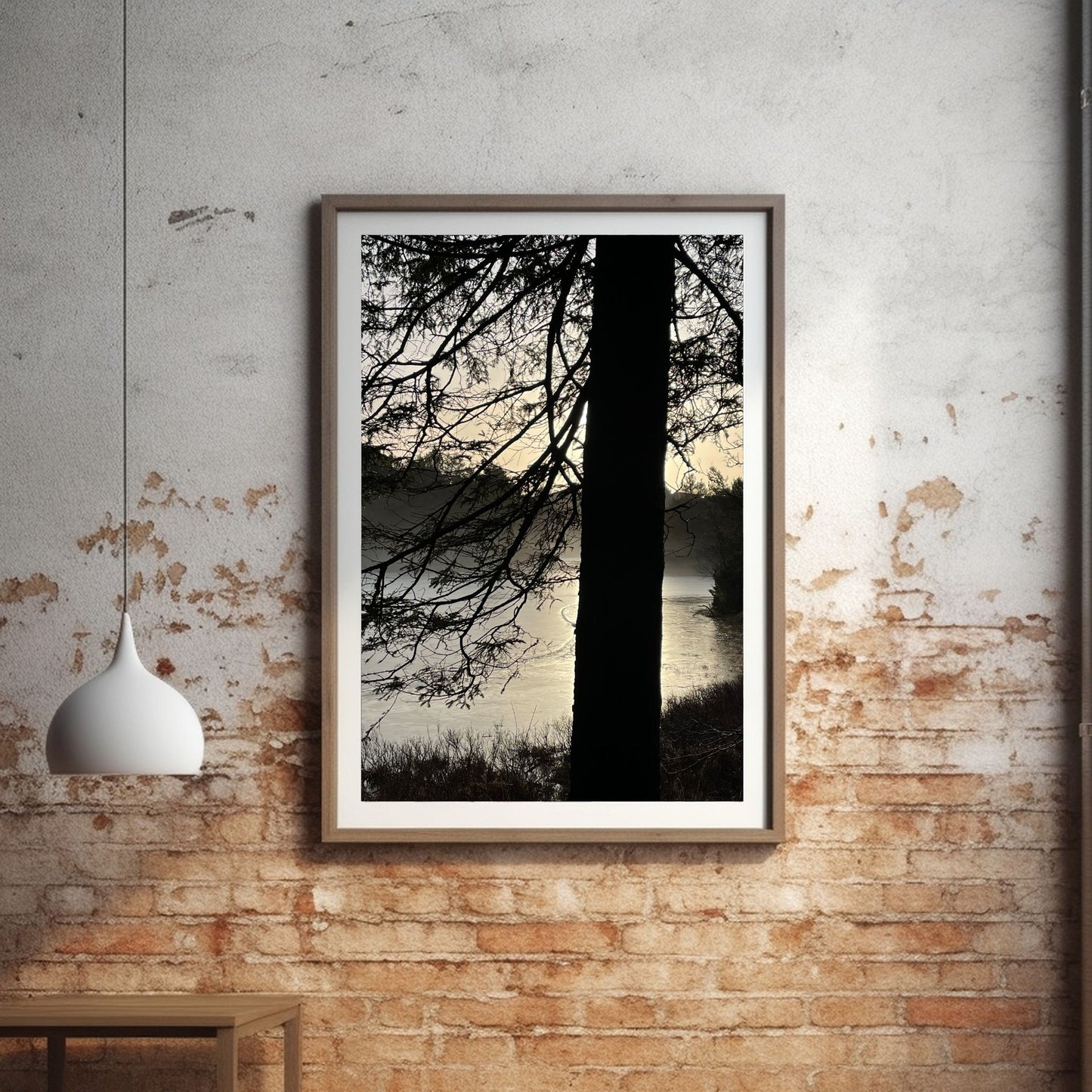 Stemningsfullt bilde fra Skranevatnet fotografert 29. januar 2024. Illustrasjon viser fotografiet i ramme på en murvegg.