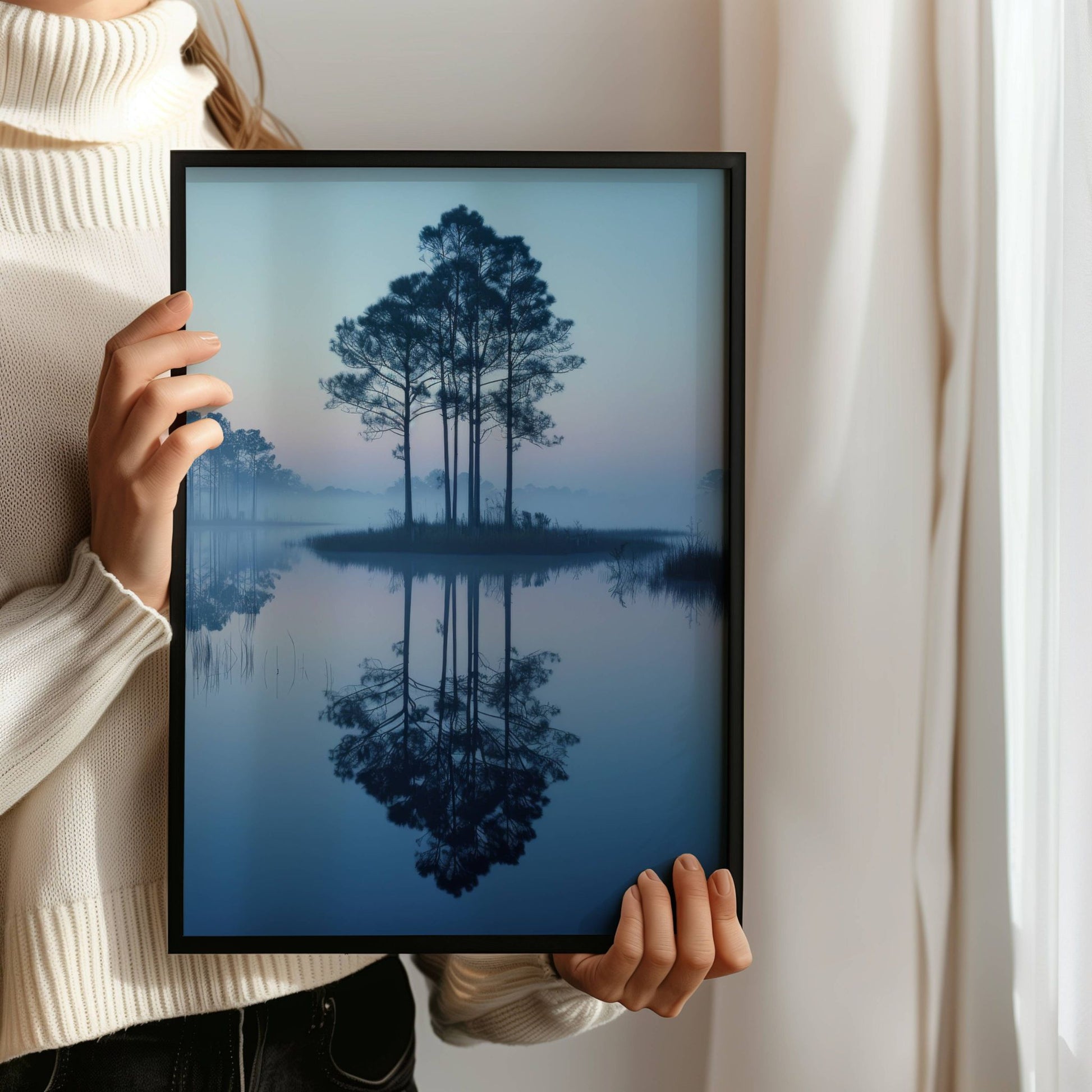 Stille Morgen - Tåkedis over vann viser furutrær i silhuett, speilet i det stille vannet en tidlig morgen med myk soloppgang og lett tåke i horisonten. Illustrasjon viser motivet som plakat uten hvit kantlinje i sort ramme.