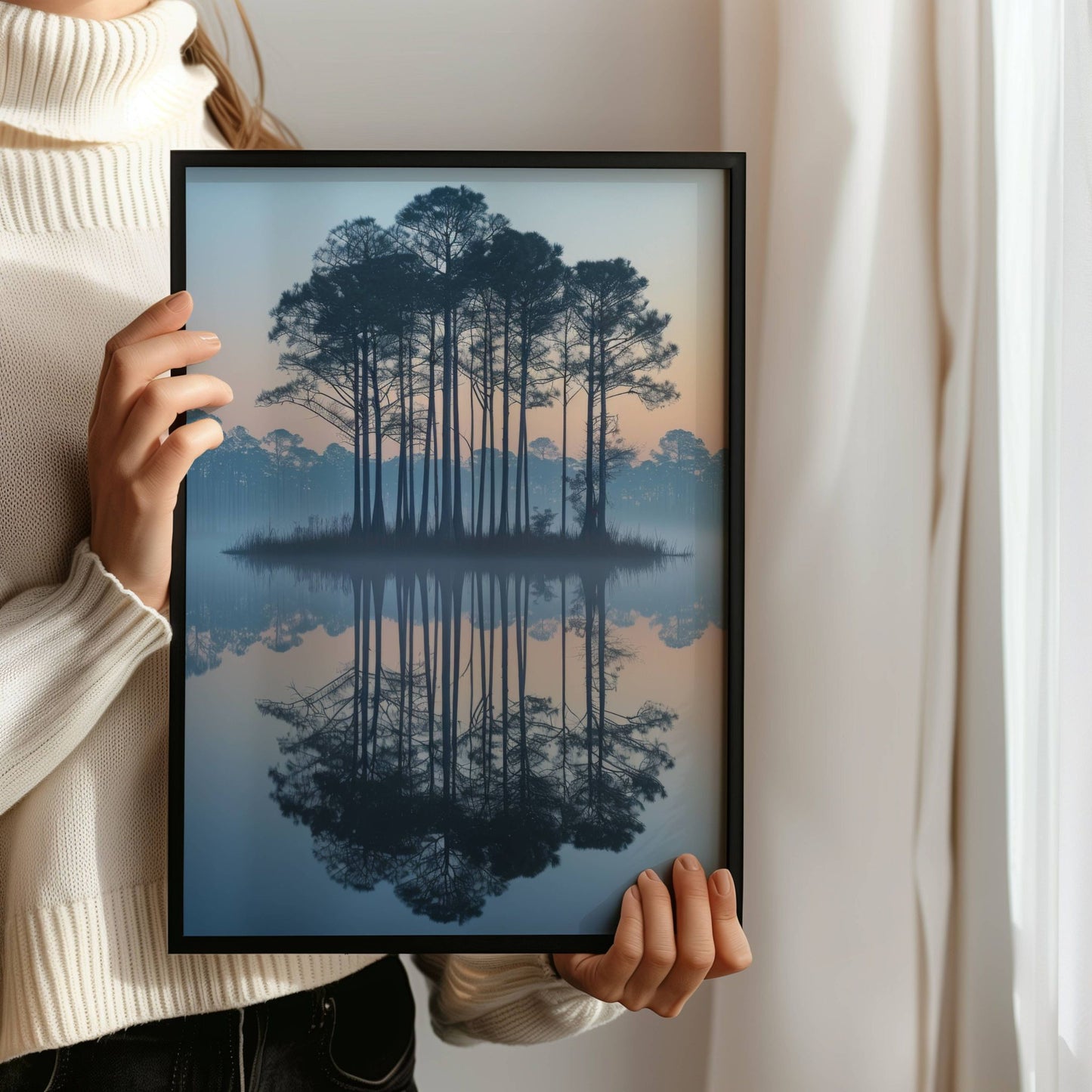 Stille Morgen - Øy av trær viser furutrær i silhuett, speilet i det stille vannet en tidlig morgen med myk soloppgang og lett tåke i horisonten. Illustrasjon viser motivet som plakat uten hvit kantlinje i sort ramme. 