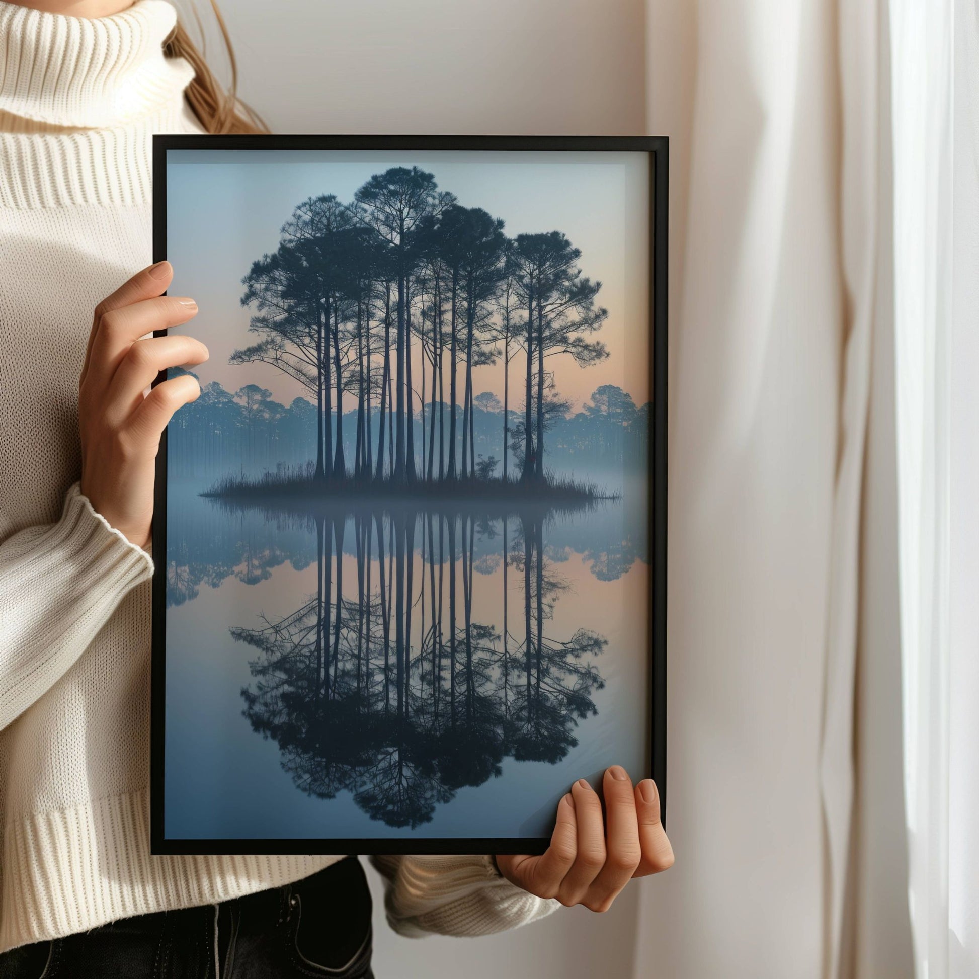 Stille Morgen - Øy av trær viser furutrær i silhuett, speilet i det stille vannet en tidlig morgen med myk soloppgang og lett tåke i horisonten. Illustrasjon viser motivet som plakat uten hvit kantlinje i sort ramme. 