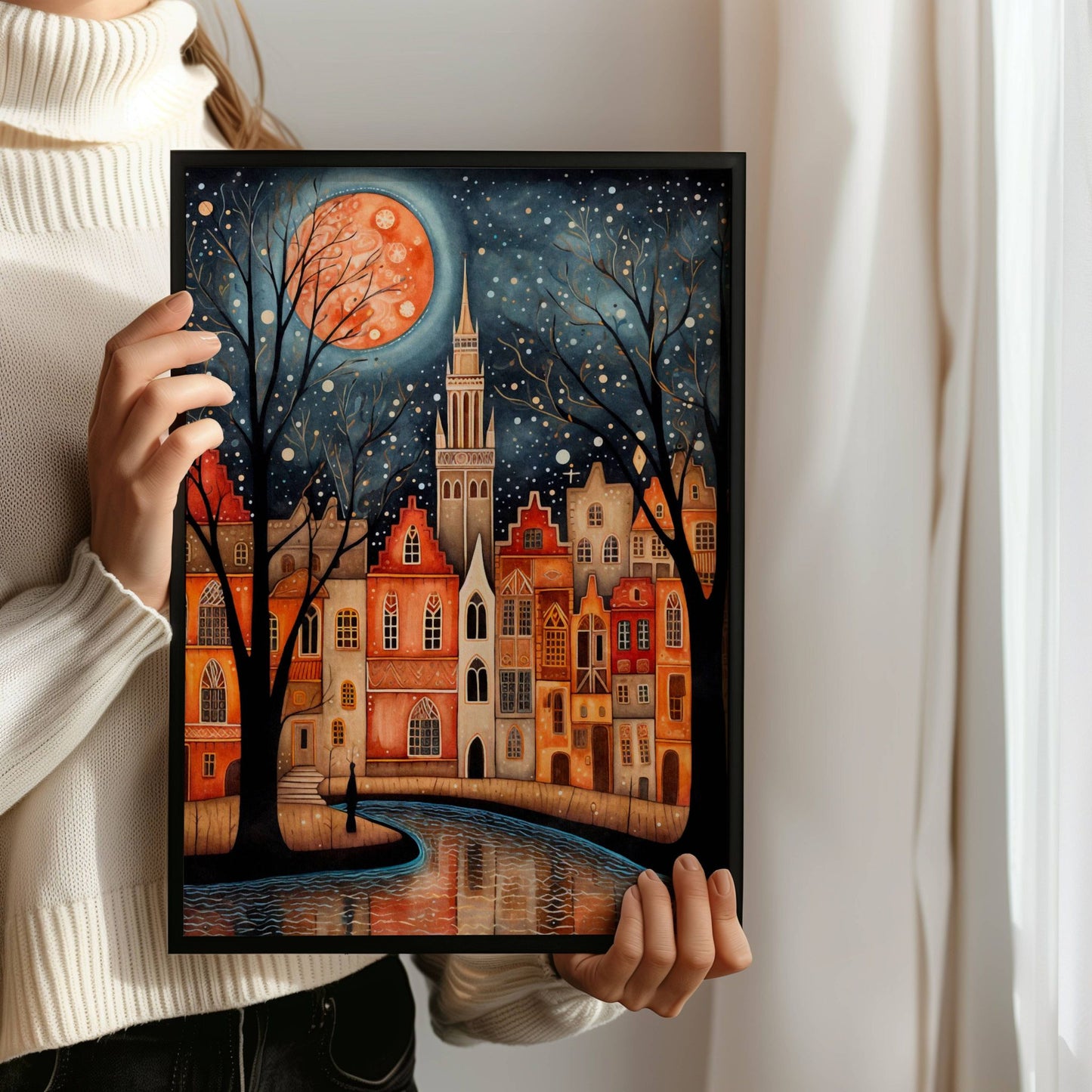 En magisk natt i Brugge med gotisk arkitektur og måneskinn speilet i kanalene. Illustrasjon viser plakat uten hvit kant i sort ramme.
