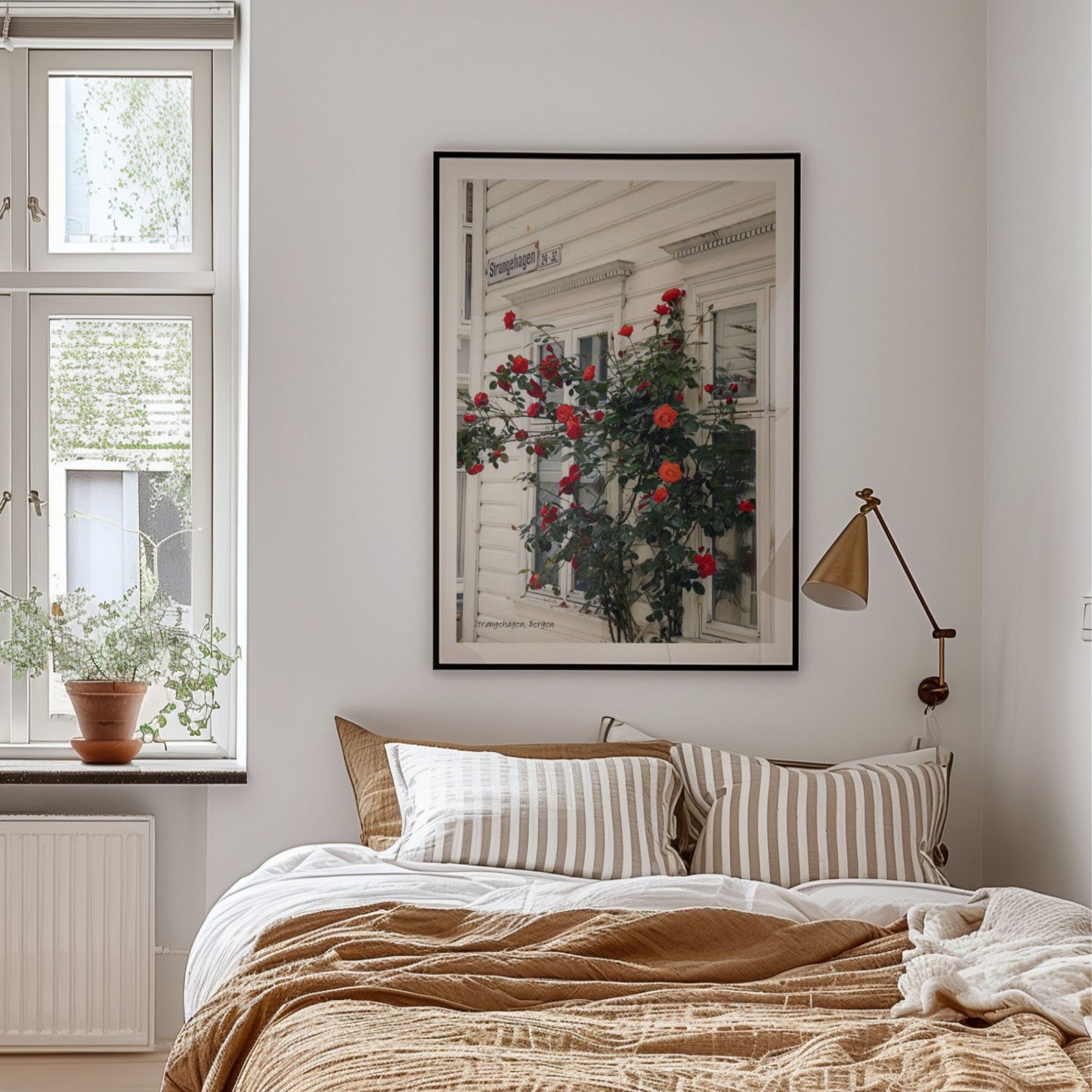 Strangehagen på Nordnes er kjent for sine idylliske trehus og fargerike blomster som rammer inn fasadene. Illustrasjon viser plakat i sort ramme.