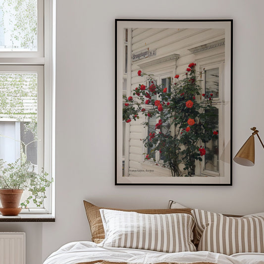 Strangehagen på Nordnes er kjent for sine idylliske trehus og fargerike blomster som rammer inn fasadene. Illustrasjon viser plakat i sort ramme.