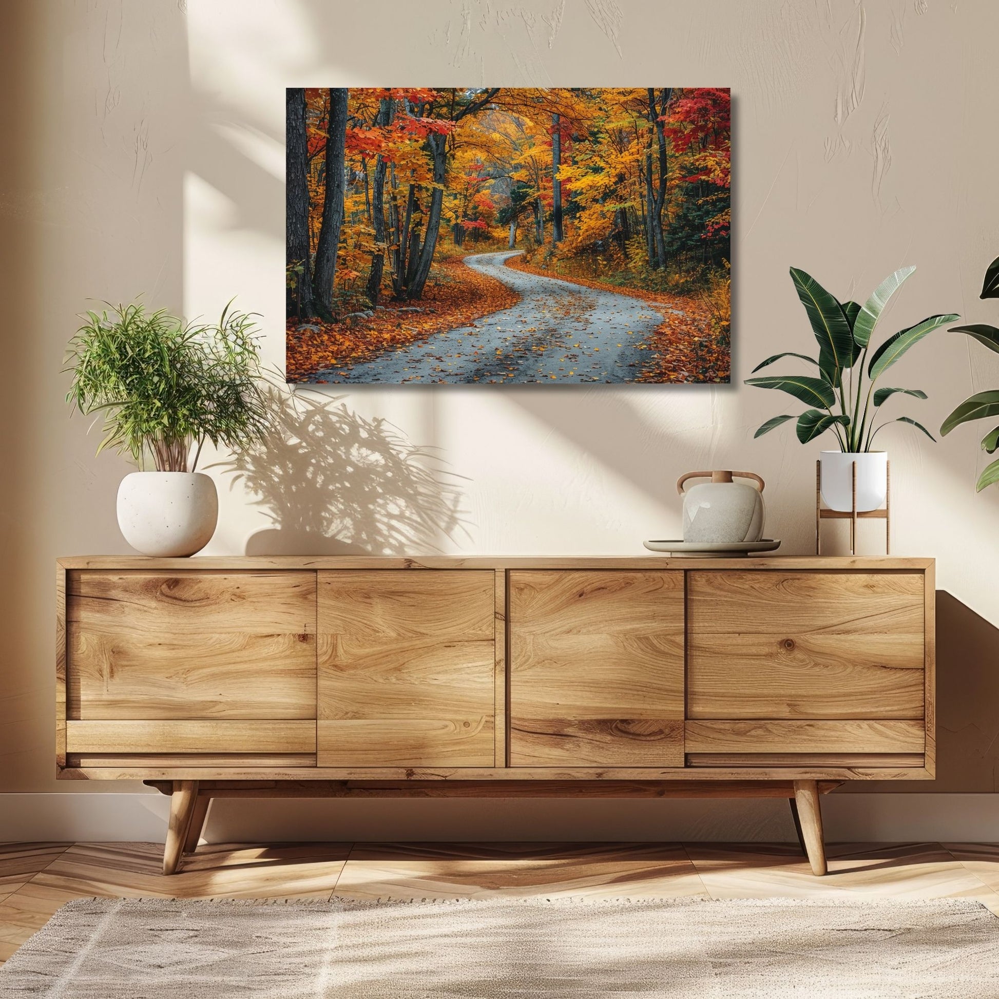 Dette kunstverket viser en naturskjønn skogsvei som bukter seg gjennom et fargerikt høstlandskap.  Miljøfoto viser motivet på lerret.