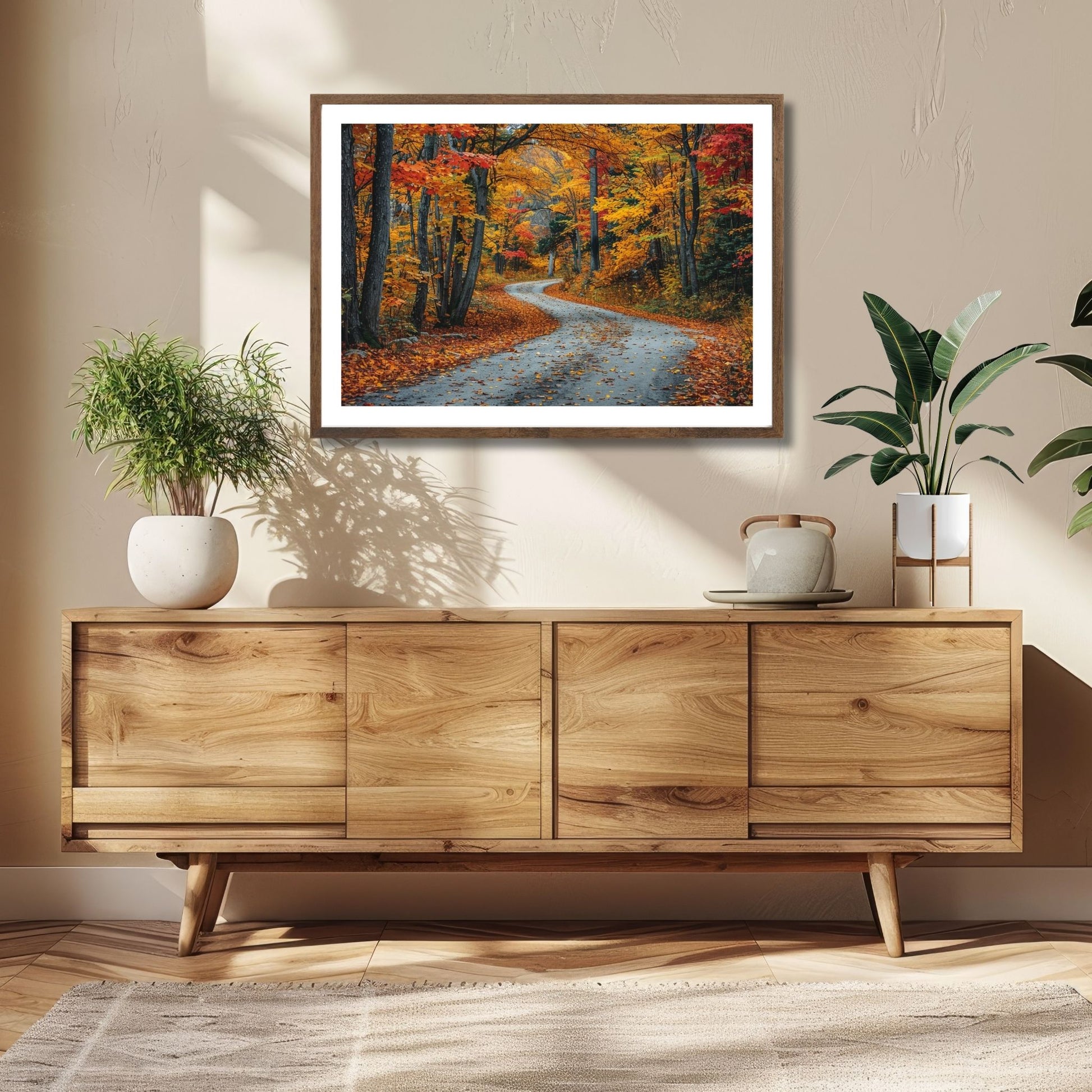 Dette kunstverket viser en naturskjønn skogsvei som bukter seg gjennom et fargerikt høstlandskap.  Miljøfoto viser motivet som plakat med hvit kant i ramme.