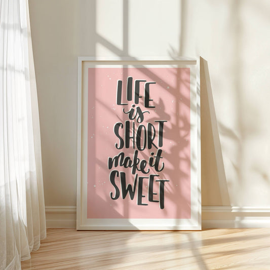  Sweet Life – en lekker, typografisk plakat som minner deg på å nyte livet og gjøre det søtt! Ikkustrasjon viser plakat i hvit ramme.