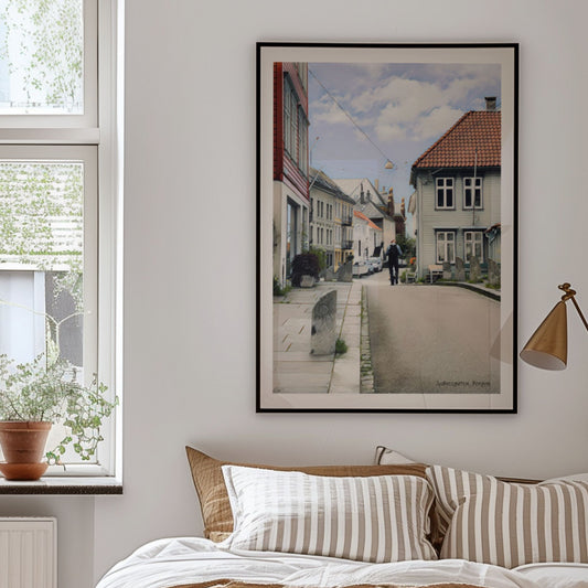 En annen stemningsfull vinkel fra Sydnesgaten, hvor arkitektur og gateløp smelter sammen til et tidløst motiv. Illustrasjon viser plakat i sort ramme.