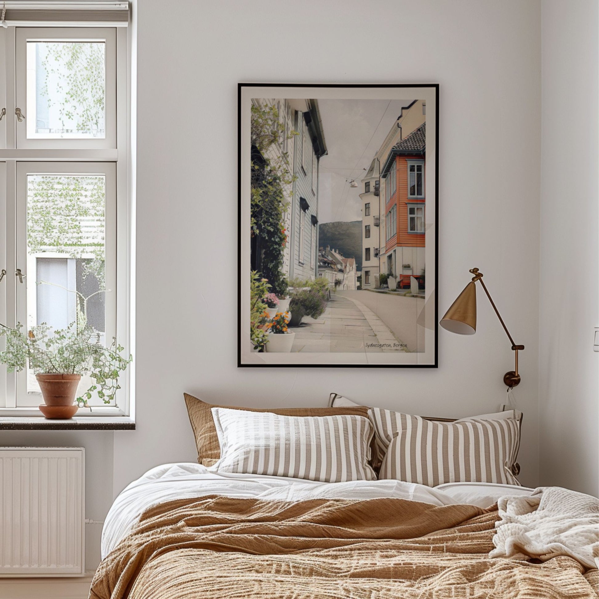 Sydnesgaten viser byens karakteristiske trehusarkitektur, med smale gateløp og intime detaljer som skaper en særegen atmosfære. Illustrasjon viser plakat o sort ramme.