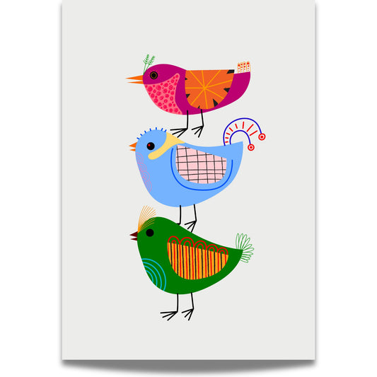 Syngende Fugler – Plakat viser tre fantasifulle fugler i duse, men lekne farger stablet på hverandre som et kor klart til å synge våren inn. En perfekt kombinasjon av grafisk design og barnlig sjarm.