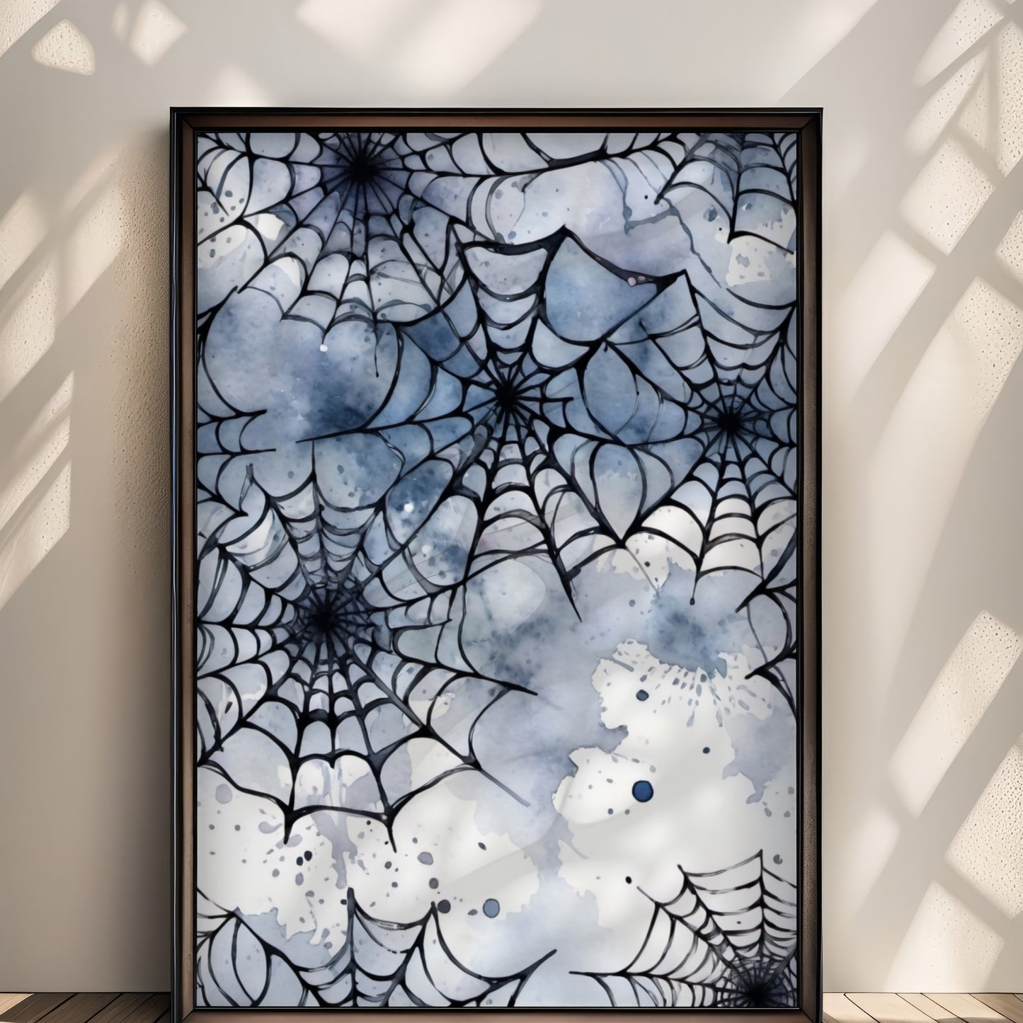 “Tangled Webs” er en kunstnerisk samling av flere edderkoppnett i sort blekk og blåtoner. Illustrasjon viser plakat uten hvit kant i sort ramme.