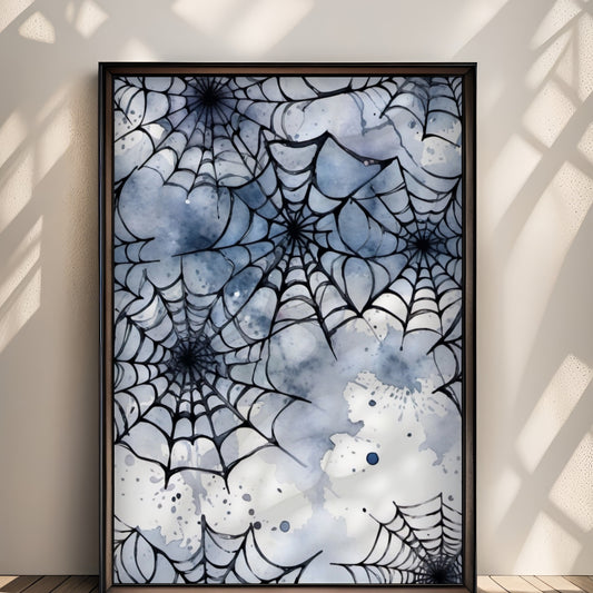 “Tangled Webs” er en kunstnerisk samling av flere edderkoppnett i sort blekk og blåtoner. Illustrasjon viser plakat uten hvit kant i sort ramme.