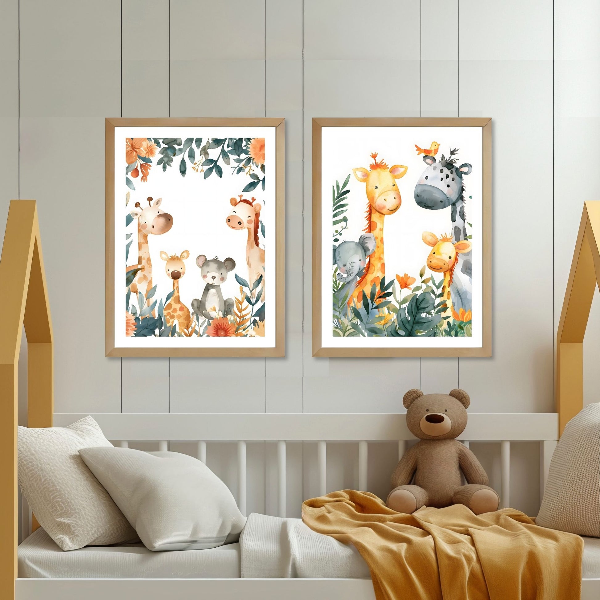 Grafiske motiv til barna som byr på søte sjiraffer, løver, pandaer og elefanter i deres naturlige habitat. Illustrasjonsfoto viser motiv 7 og 8 som plakat i lys ramme.