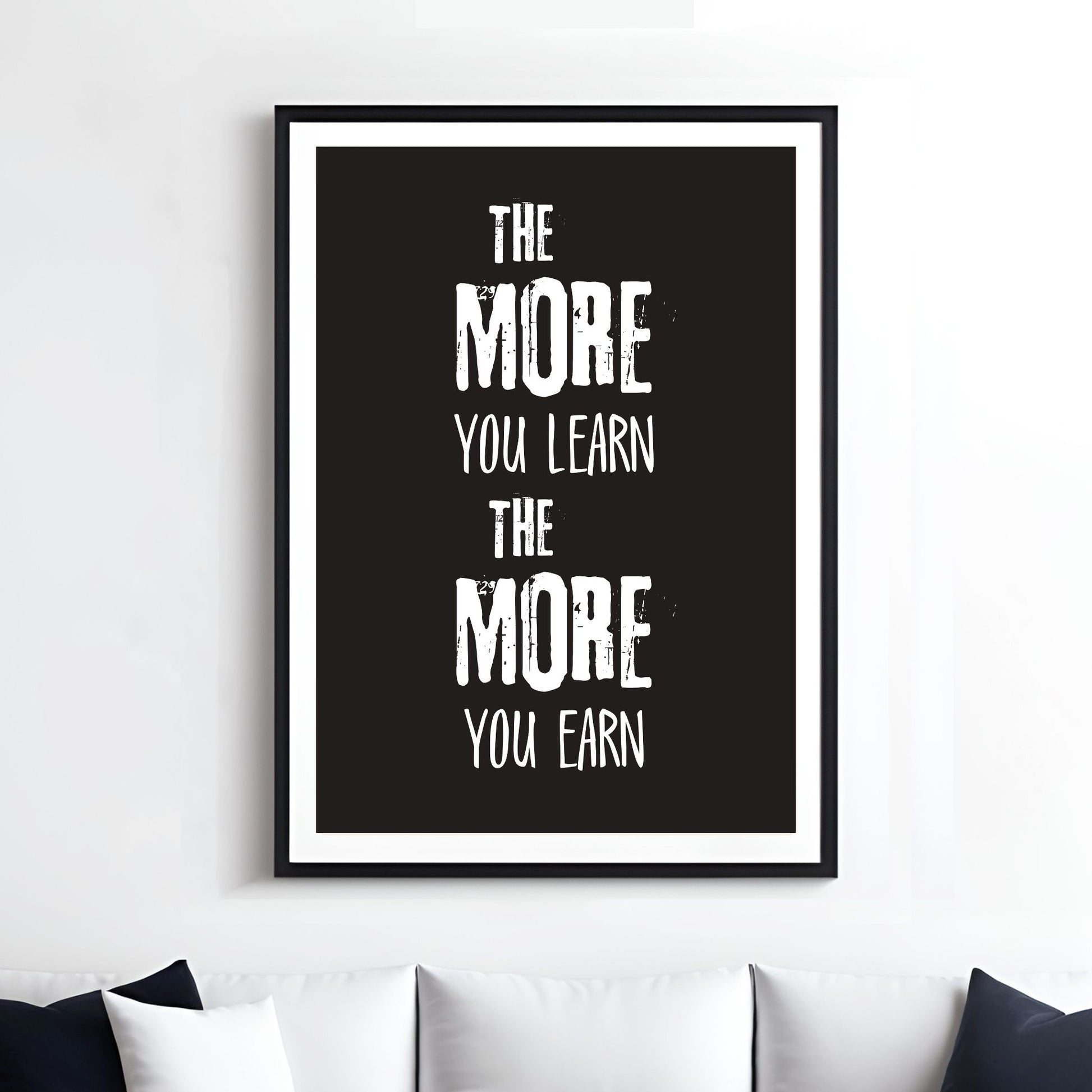 Grafisk tekstplakat med hvit skrift på sort bakgrunn og tekst "The more yoy learn, the more you learn". Illustrasjon viser plakat i sort ramme med passepatout på en vegg over en sofa.