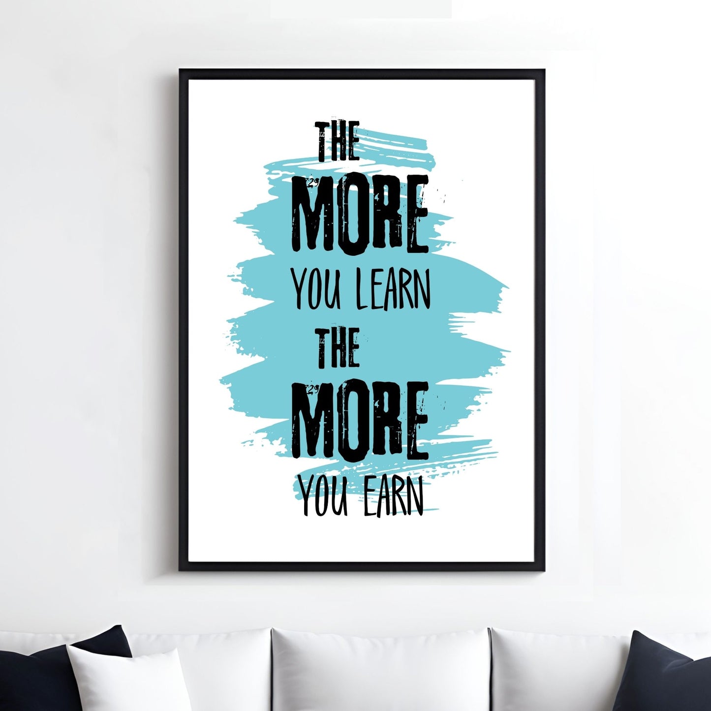 Grafisk tekstplakat med sort skrift på hvit og blå bakgrunn og tekst "The more yoy learn, the more you learn". Illustrasjon viser plakat i sort ramme på en vegg over en sofa.