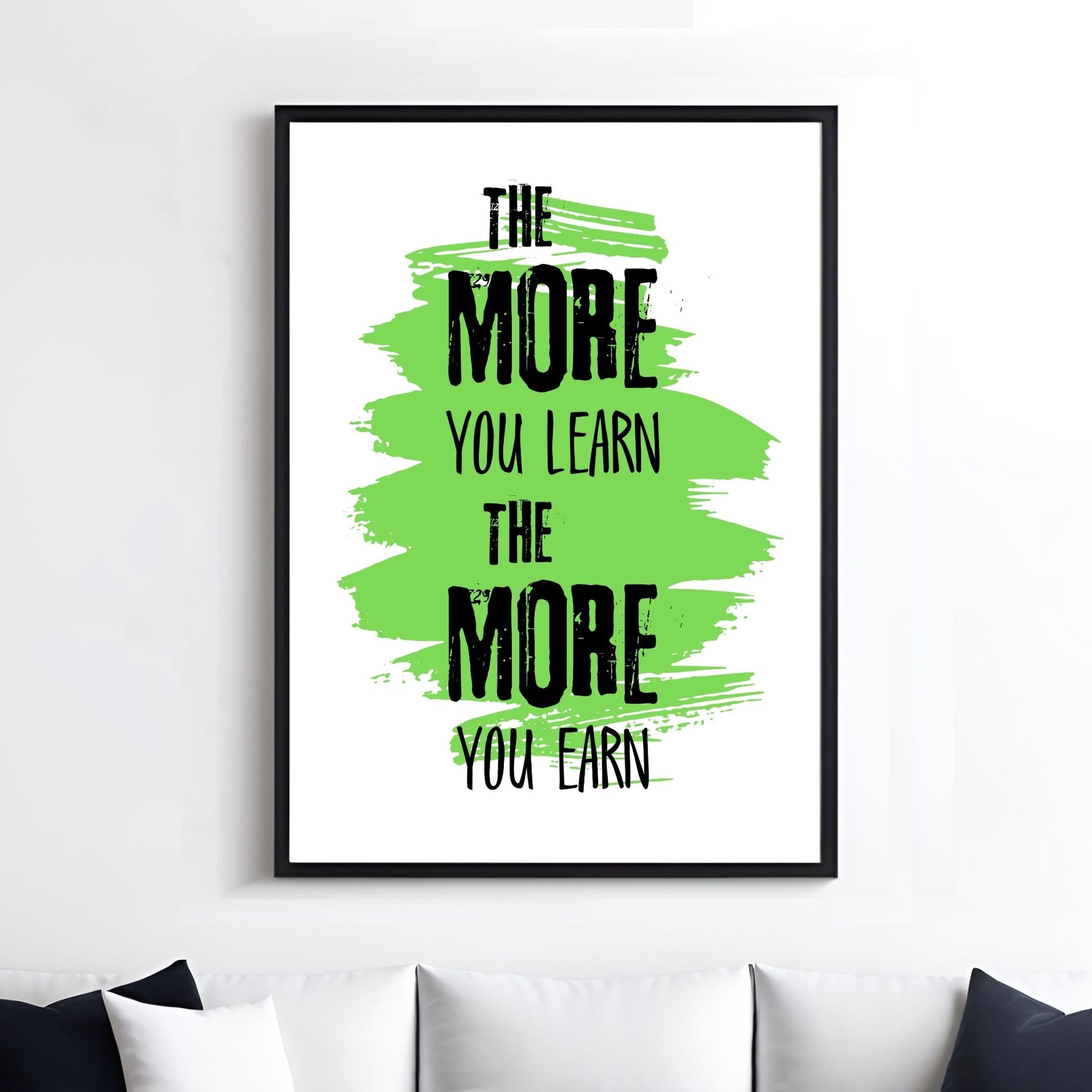 Grafisk tekstplakat med sort skrift på hvit og grønn bakgrunn og tekst "The more yoy learn, the more you learn". Illustrasjon viser plakat i sort ramme på en vegg over en sofa.