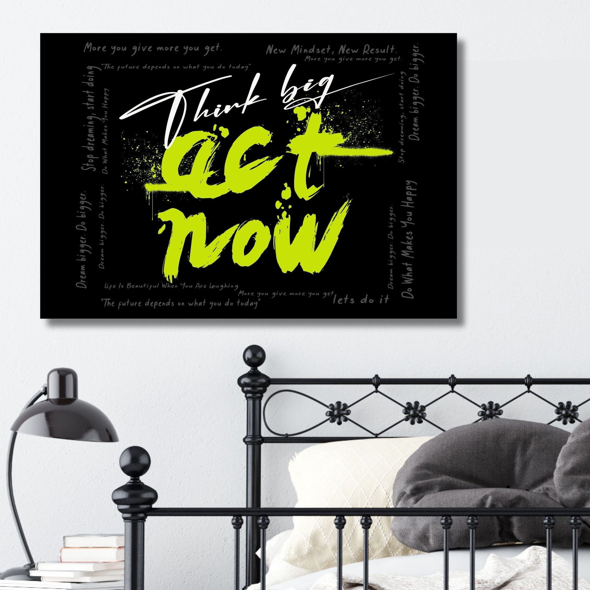 Dette unike kunstverket kombinerer en moderne graffiti stil med et sterkt budskap, "Think Big - Act Now", som er designet for å inspirere og oppmuntre deg til handling. Illustrasjonsfoto viser motivet på lerret.