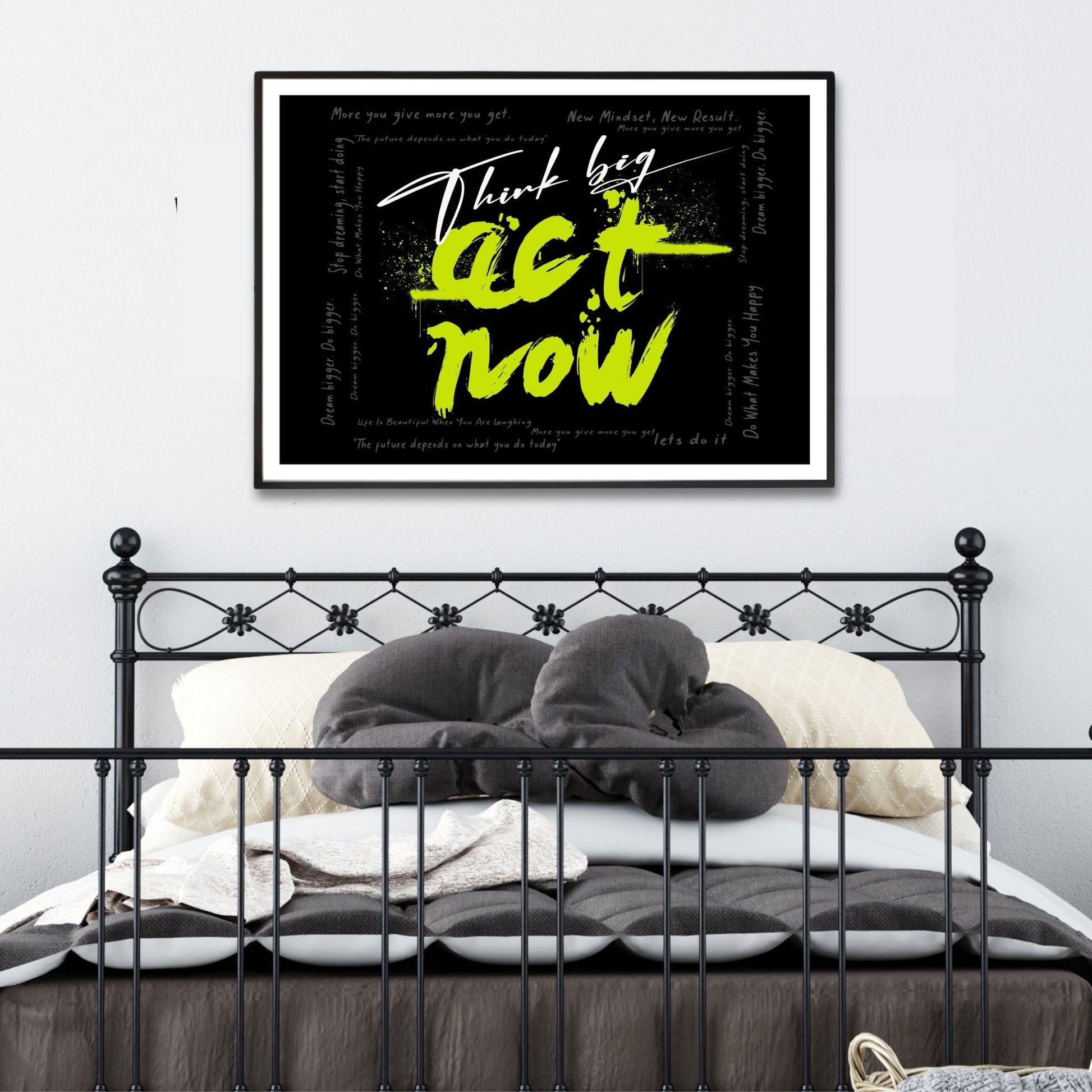 Dette unike kunstverket kombinerer en moderne graffiti stil med et sterkt budskap, "Think Big - Act Now", som er designet for å inspirere og oppmuntre deg til handling. Illustrasjonsfoto viser motivet som plakat i svart ramme.