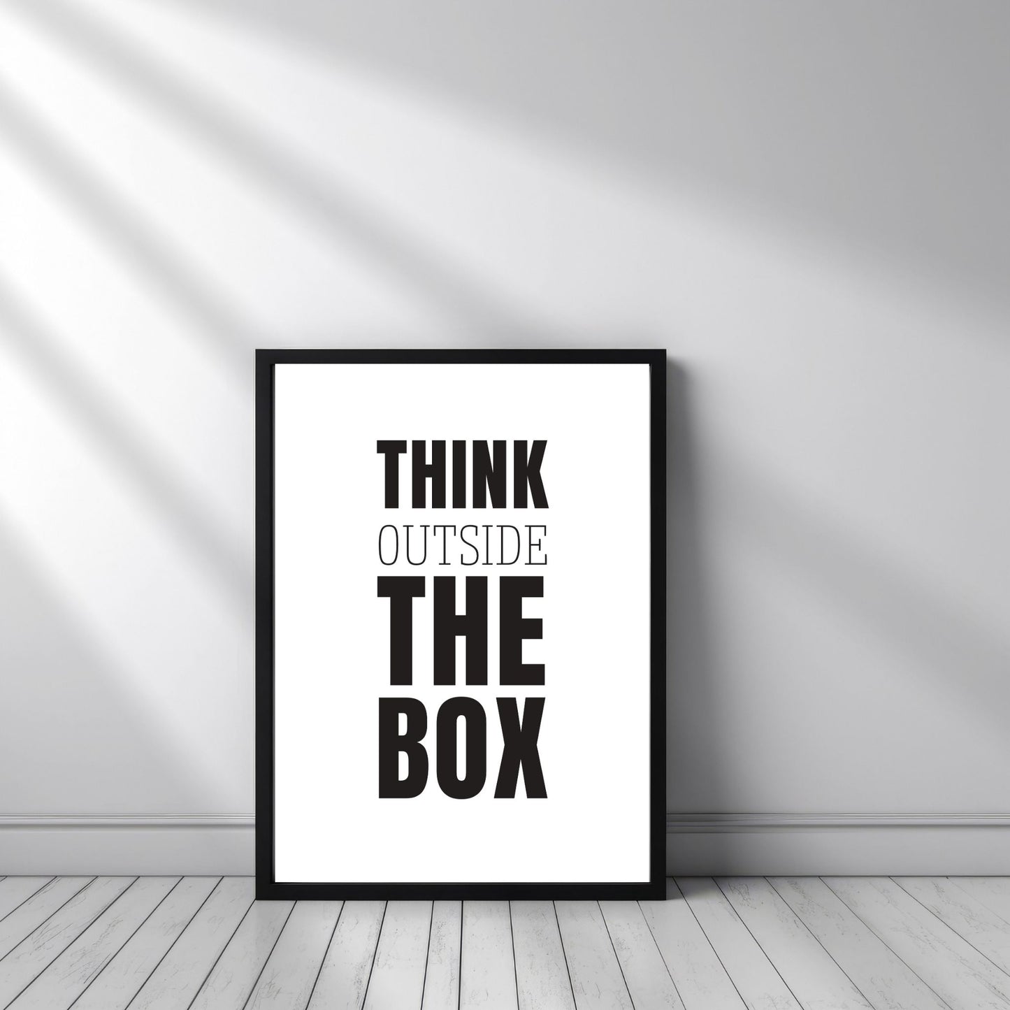 Grafisk plakat med sort skrift på hvit bakgrunn. Tekst på plakat "Think outside the box" Illustrasjon viser plakat i sort ramme.
