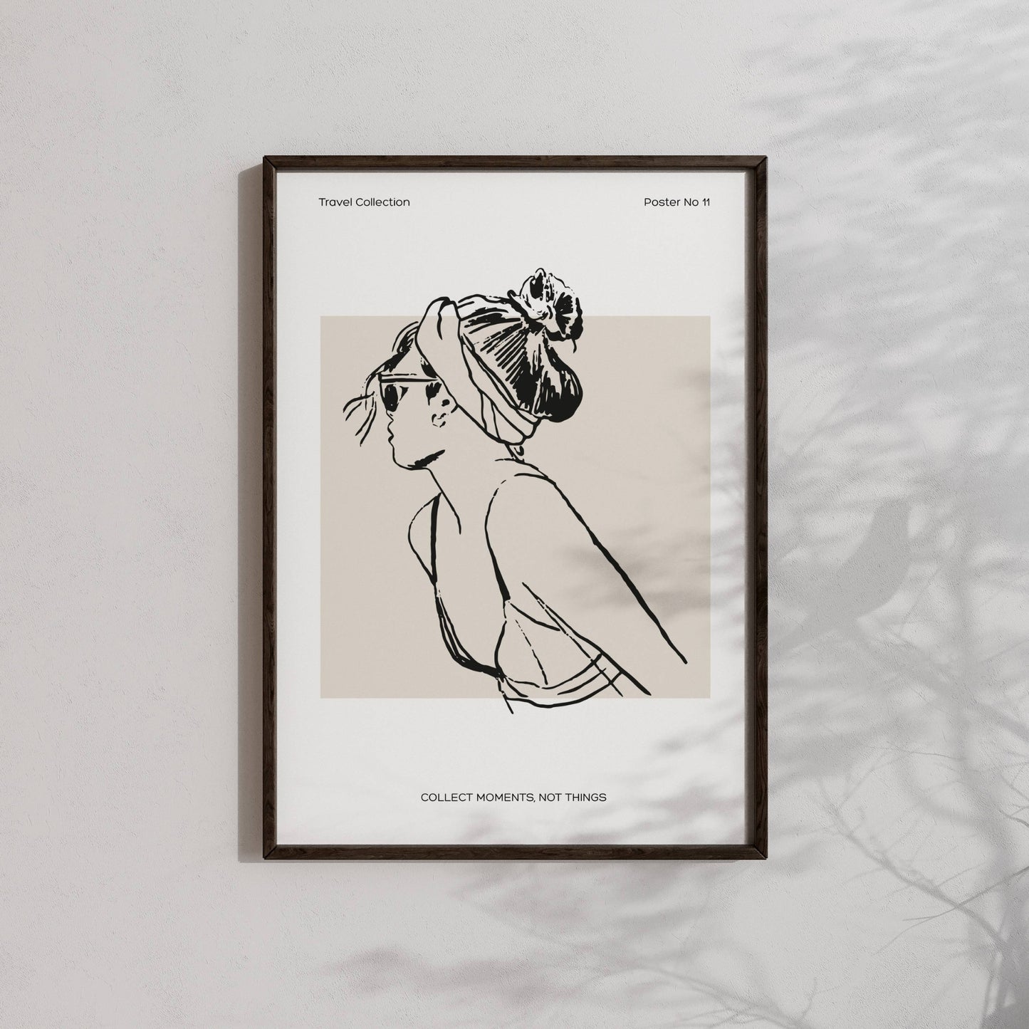 TRAVEL COLLECTION No11 – grafisk plakat viser en kvinne med solbriller og hår surret i sjal, vendt mot solen. Illustrasjon viser plakat i sort ramme.