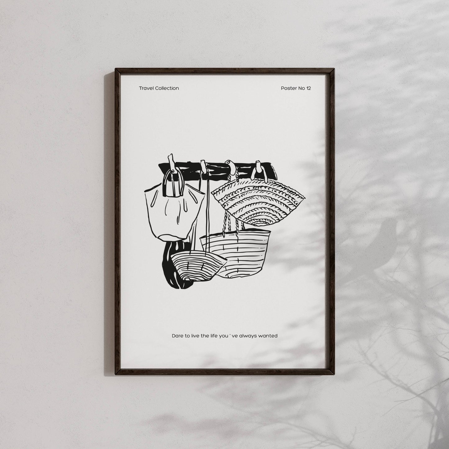 TRAVEL COLLECTION No12 – grafisk plakat viser tre stråvesker som henger på en krok. Illustrasjon viser plakat i sort ramme.