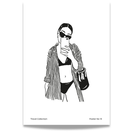 TRAVEL COLLECTION No13 – grafisk plakat viser en kvinne i bikini, skjorte og solbriller, som tar en selfie.