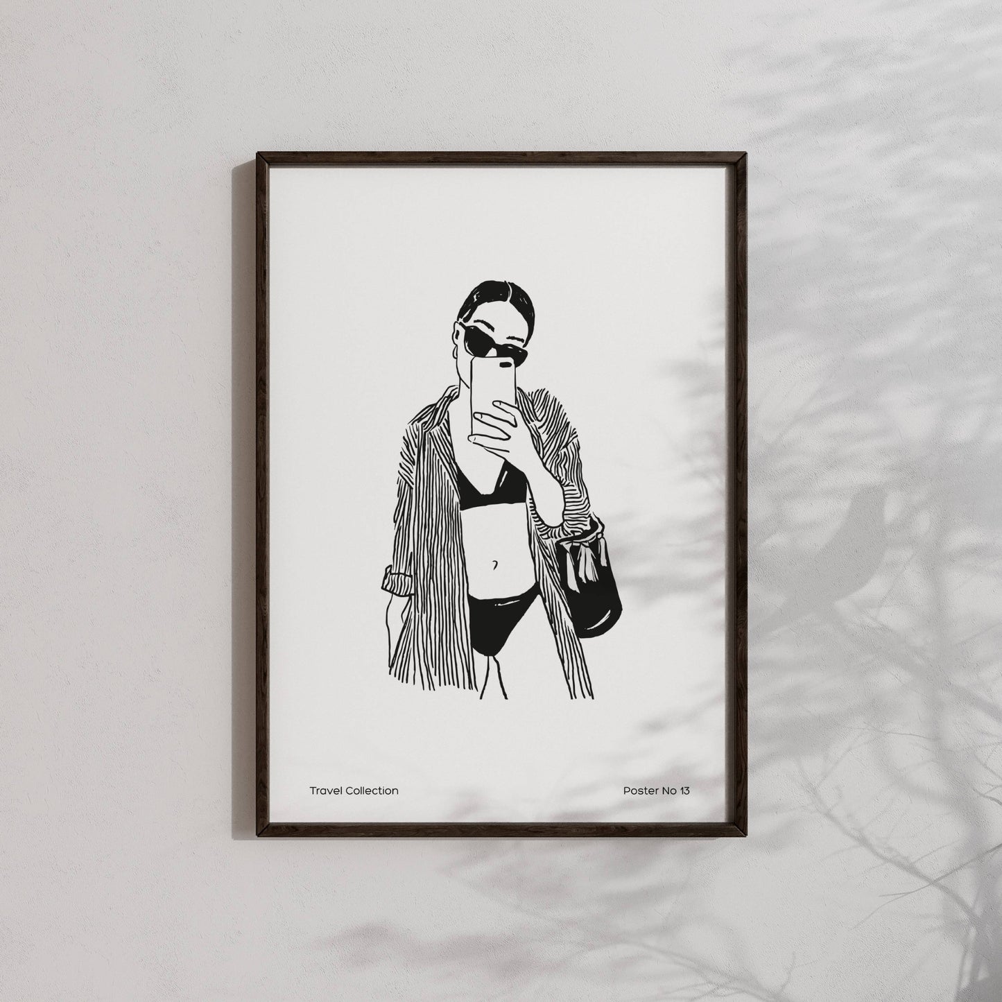 TRAVEL COLLECTION No13 – grafisk plakat viser en kvinne i bikini, skjorte og solbriller, som tar en selfie. Illustrasjon viser plakat i sort ramme.