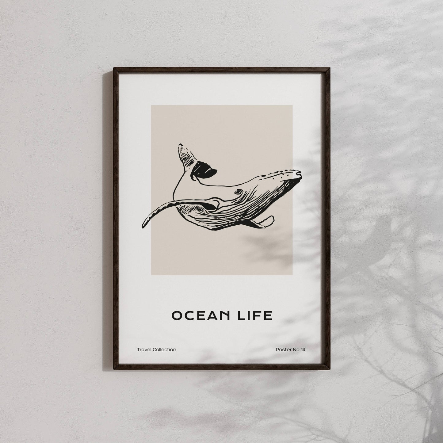 TRAVEL COLLECTION No14 – grafisk plakat viser en elegant illustrasjon av en hval i bevegelse. Illustrasjon viser plakat i sort ramme.