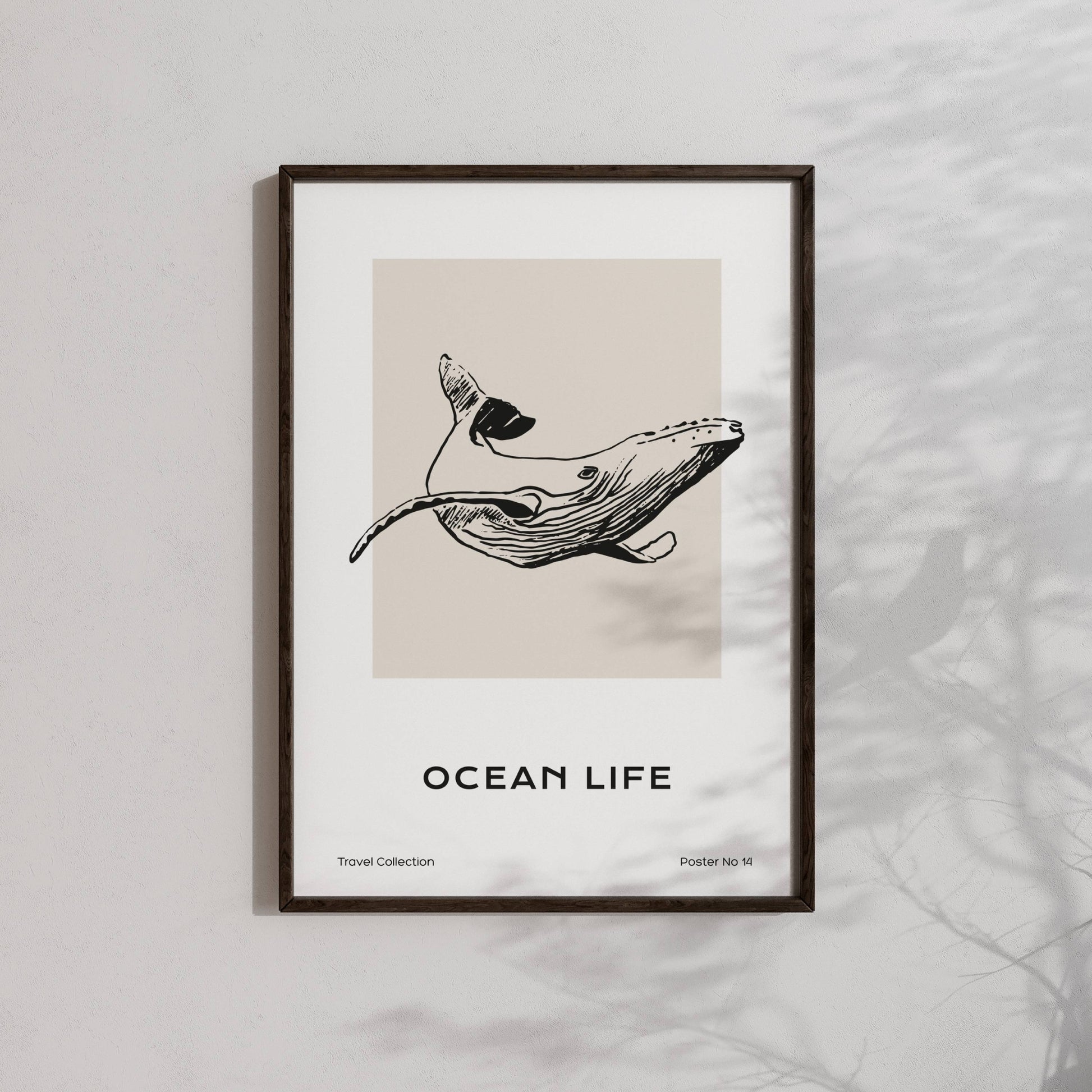 TRAVEL COLLECTION No14 – grafisk plakat viser en elegant illustrasjon av en hval i bevegelse. Illustrasjon viser plakat i sort ramme.