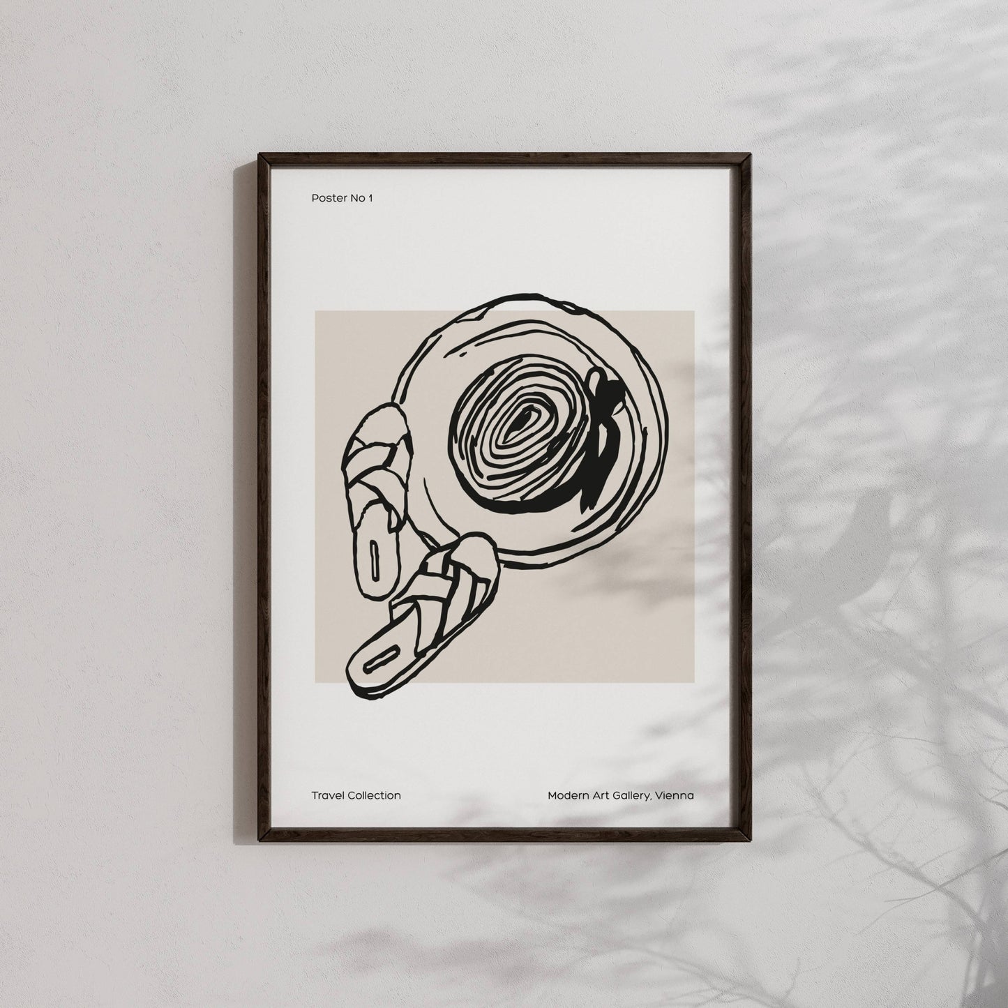 TRAVEL COLLECTION No1 viser en håndtegnet solhatt sammen med flettede sandaler – et tidløst symbol på sommer, eventyr og ferieglede.  Illustrasjon viser plakat i sort ramme.