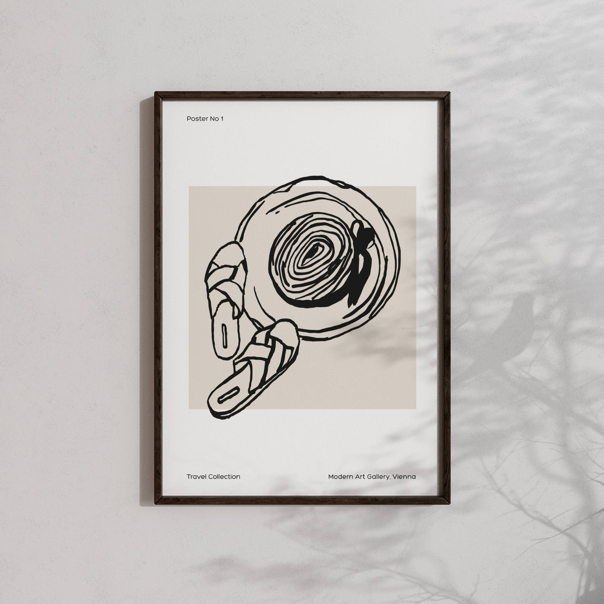 TRAVEL COLLECTION No1 viser en håndtegnet solhatt sammen med flettede sandaler – et tidløst symbol på sommer, eventyr og ferieglede.  Illustrasjon viser plakat i sort ramme.