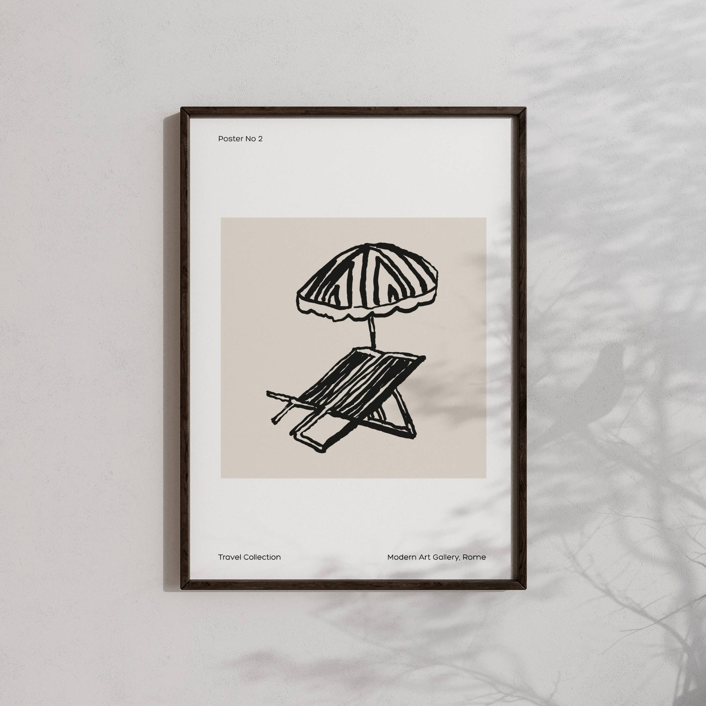 TRAVEL COLLECTION No2 – grafisk plakat viser en klassisk strandstol under en stripete parasoll. Illustrasjon viser plakat i sort ramme.
