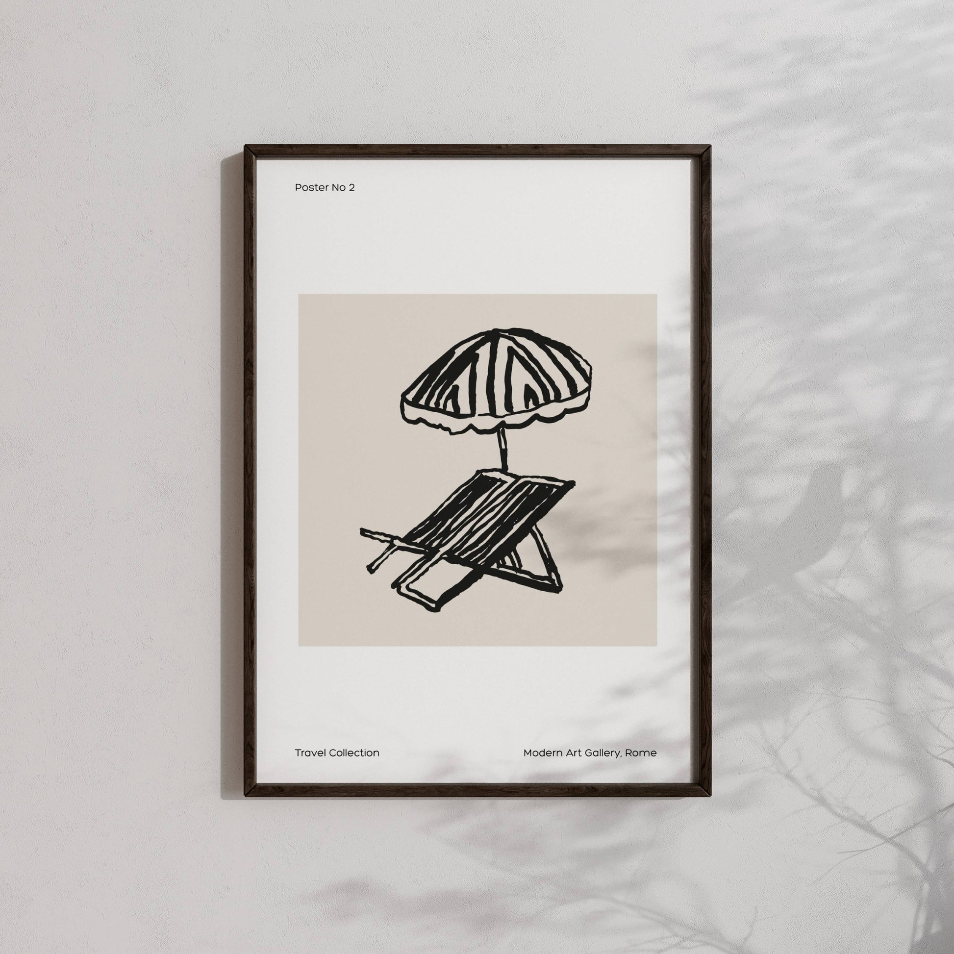 TRAVEL COLLECTION No2 – grafisk plakat viser en klassisk strandstol under en stripete parasoll. Illustrasjon viser plakat i sort ramme.
