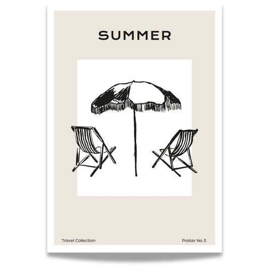TRAVEL COLLECTION No3 – grafisk plakat er et sommerlig kunsttrykk som viser to klassiske solstoler under en stor parasoll, med teksten SUMMER.