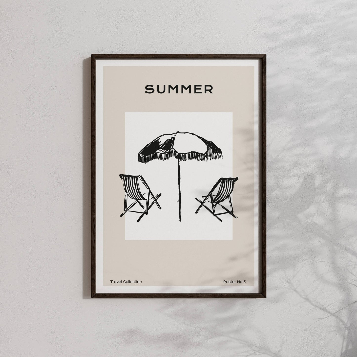 TRAVEL COLLECTION No3 – grafisk plakat er et sommerlig kunsttrykk som viser to klassiske solstoler under en stor parasoll, med teksten SUMMER. Illustrasjon viser plakat i sort ramme.