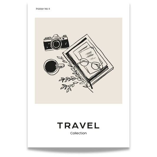 TRAVEL COLLECTION No4 – grafisk plakat er et reiseinspirert kunsttrykk som kombinerer kamera, kaffekopp, briller og en åpen notatbok. 
