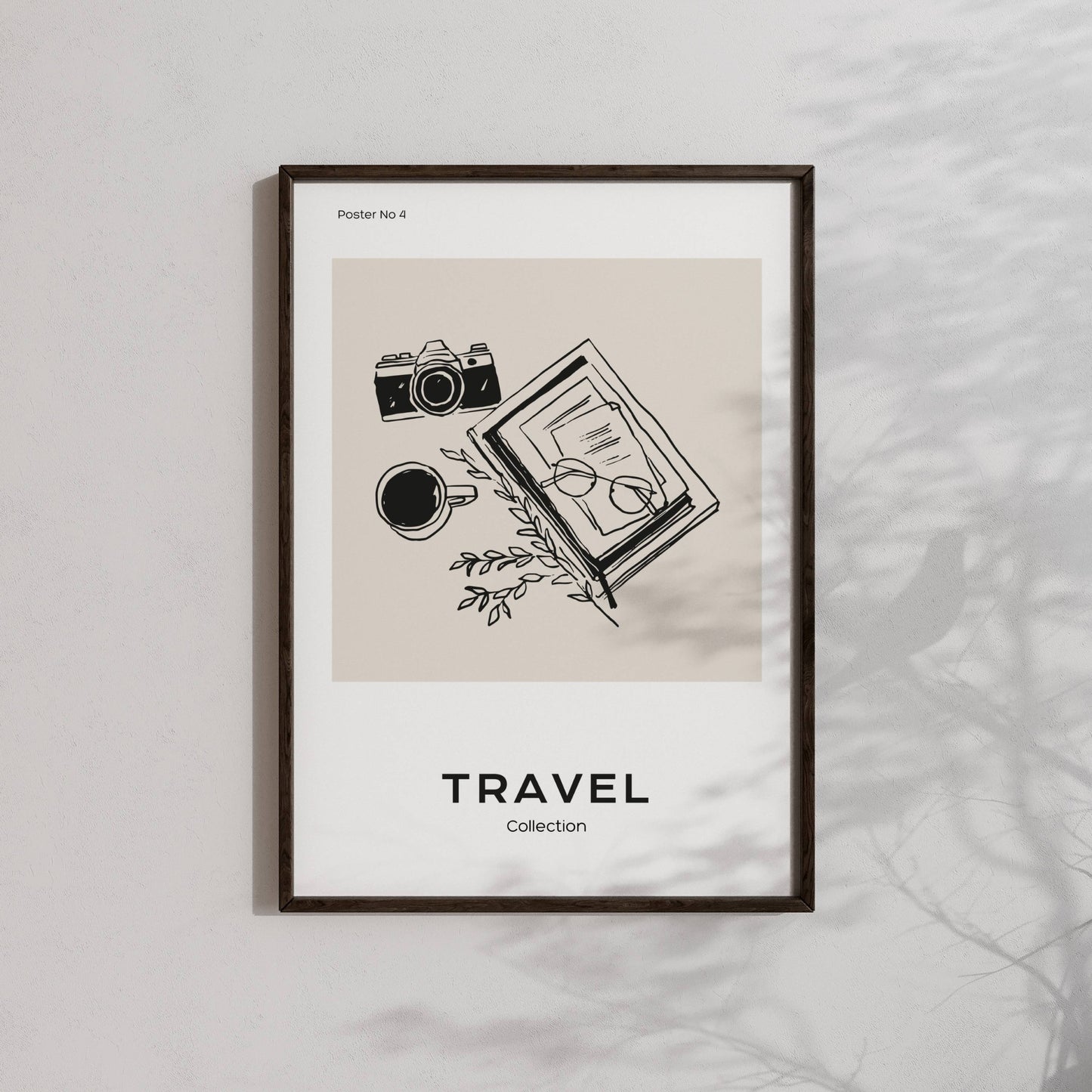 TRAVEL COLLECTION No4 – grafisk plakat er et reiseinspirert kunsttrykk som kombinerer kamera, kaffekopp, briller og en åpen notatbok. Illustrasjon viser plakat i sort ramme.