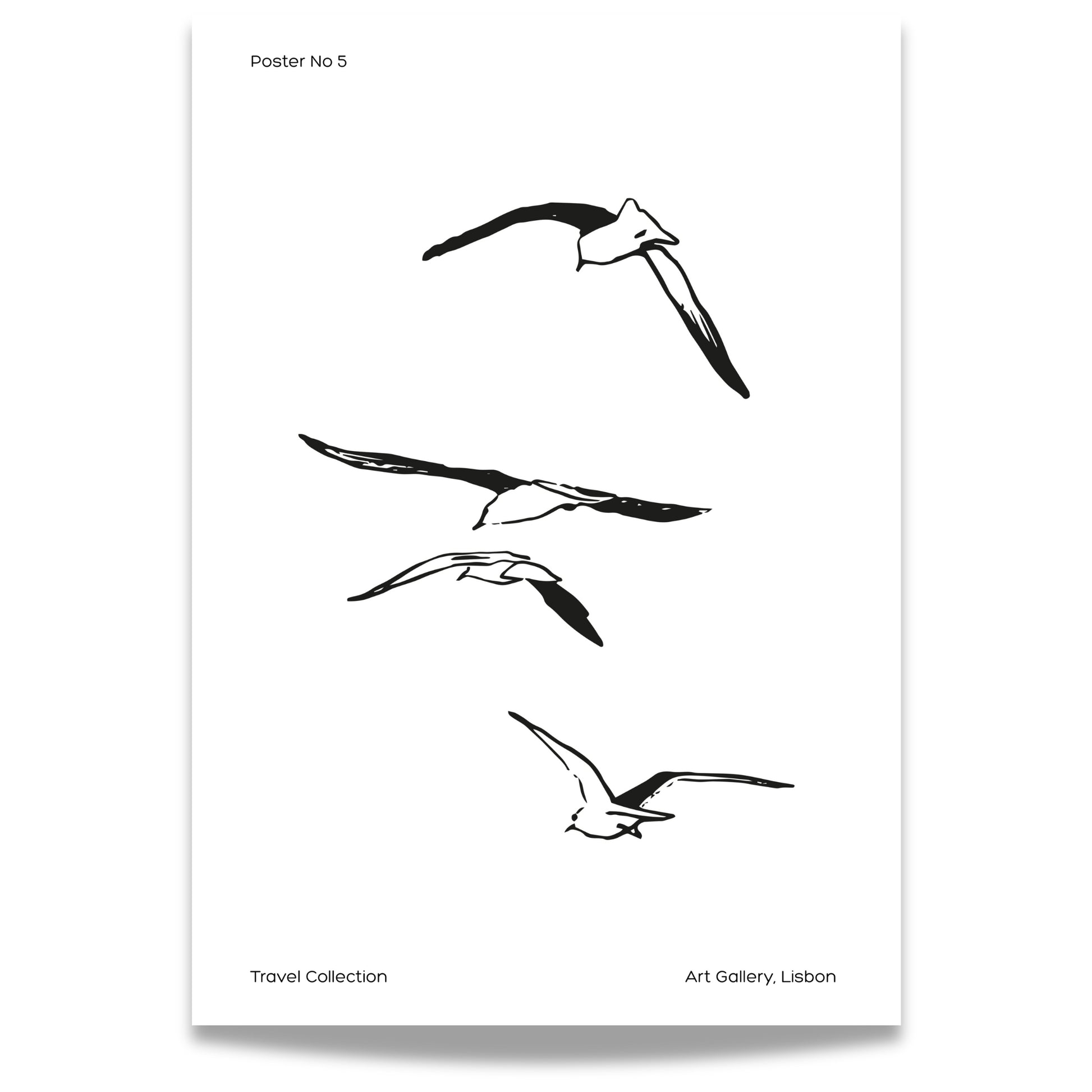 TRAVEL COLLECTION No5 – grafisk plakat viser fire måker i flukt, en enkel og poetisk illustrasjon som fanger frihetsfølelsen ved havet.