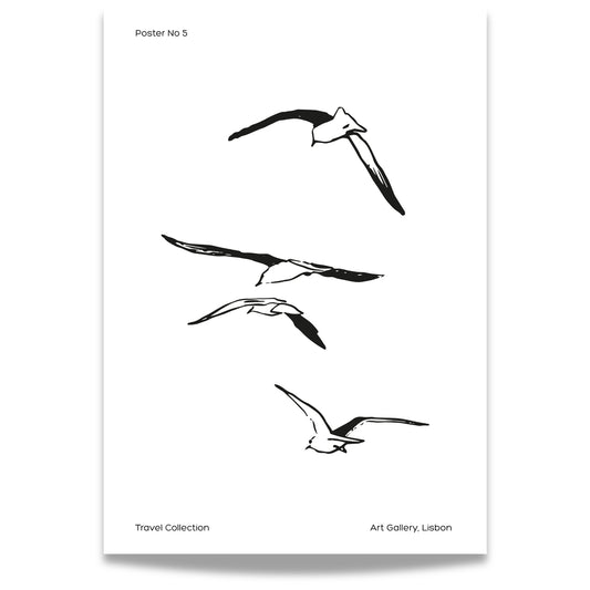 TRAVEL COLLECTION No5 – grafisk plakat viser fire måker i flukt, en enkel og poetisk illustrasjon som fanger frihetsfølelsen ved havet.
