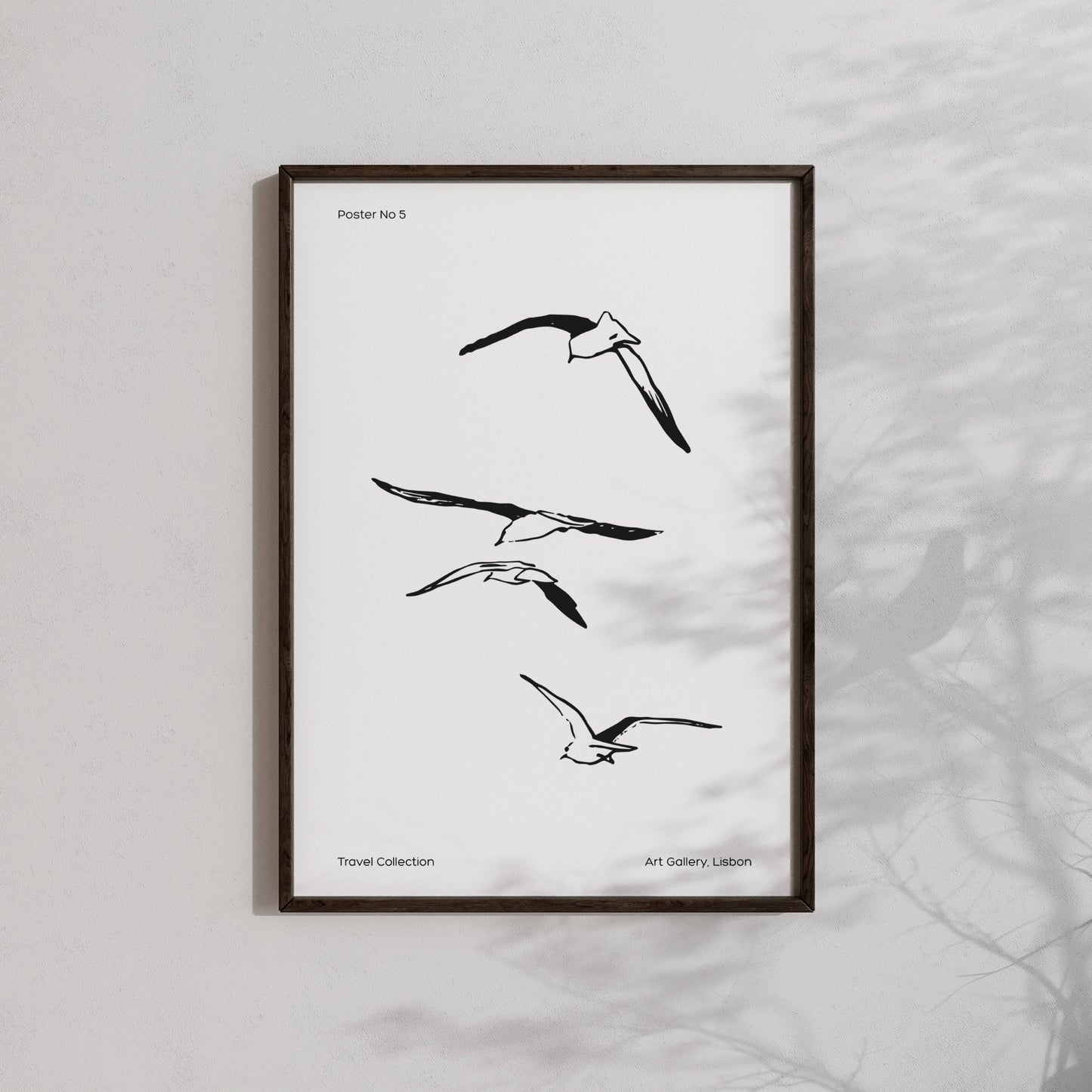 TRAVEL COLLECTION No5 – grafisk plakat viser fire måker i flukt, en enkel og poetisk illustrasjon som fanger frihetsfølelsen ved havet. Illustrasjon viser plakat i sorty ramme.