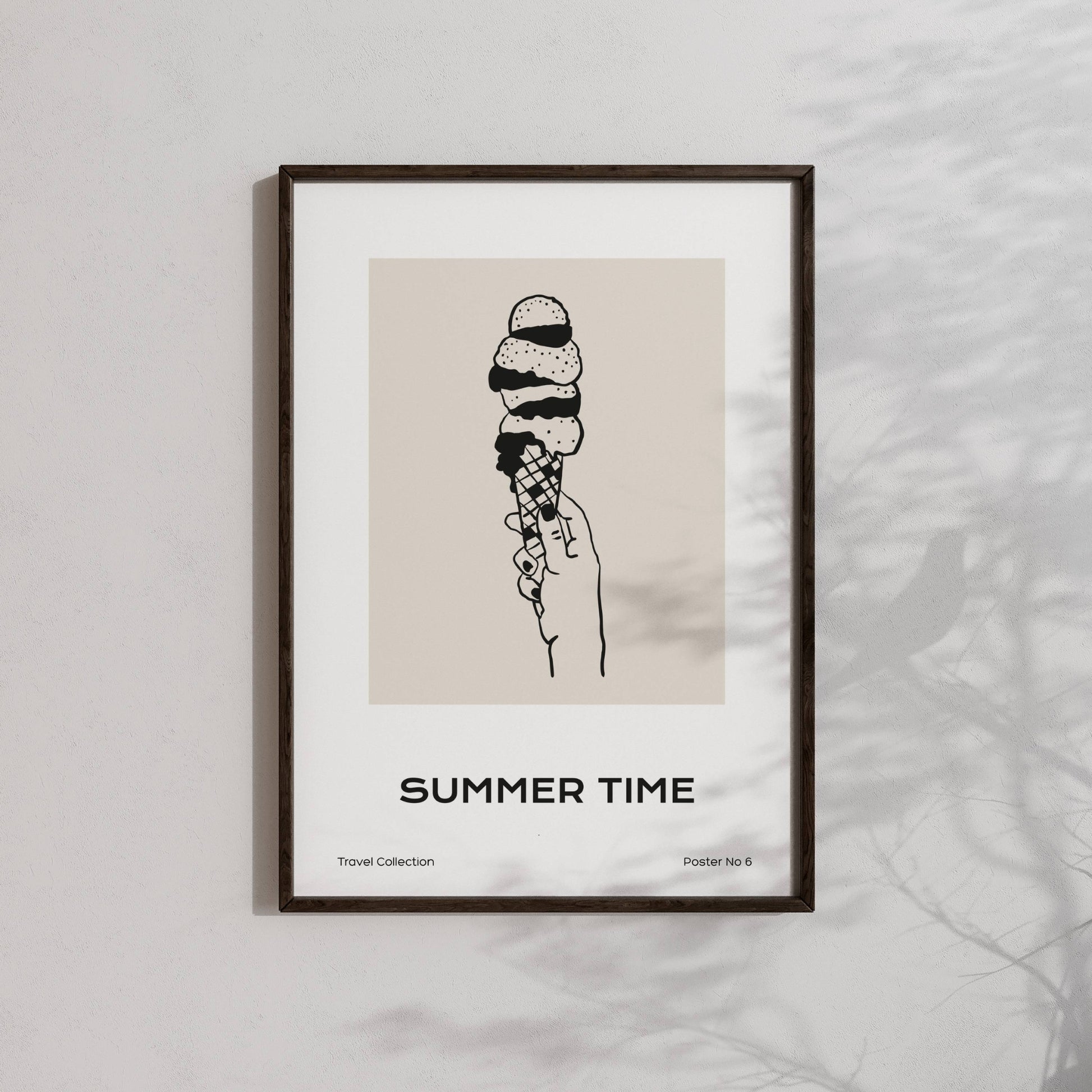 TRAVEL COLLECTION No6 – grafisk plakat sprer ekte sommerglede med et håndtegnet motiv av en iskrem i vaffelkjeks. illustrasjon viser plakat i sort ramme.