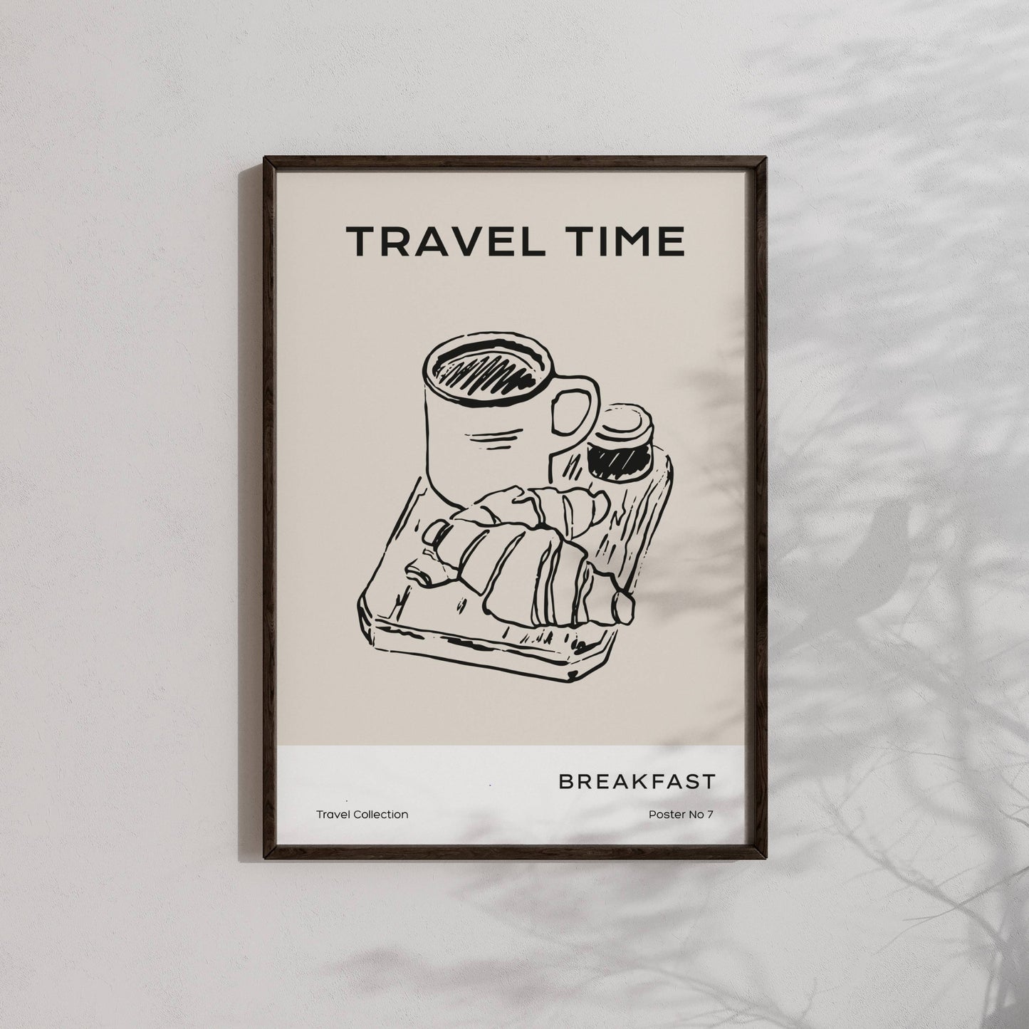 TRAVEL COLLECTION No7 – grafisk plakat fanger essensen av en klassisk feriefrokost: kaffe, croissanter og syltetøy. Illustrasjon viser plakat i sort ramme.