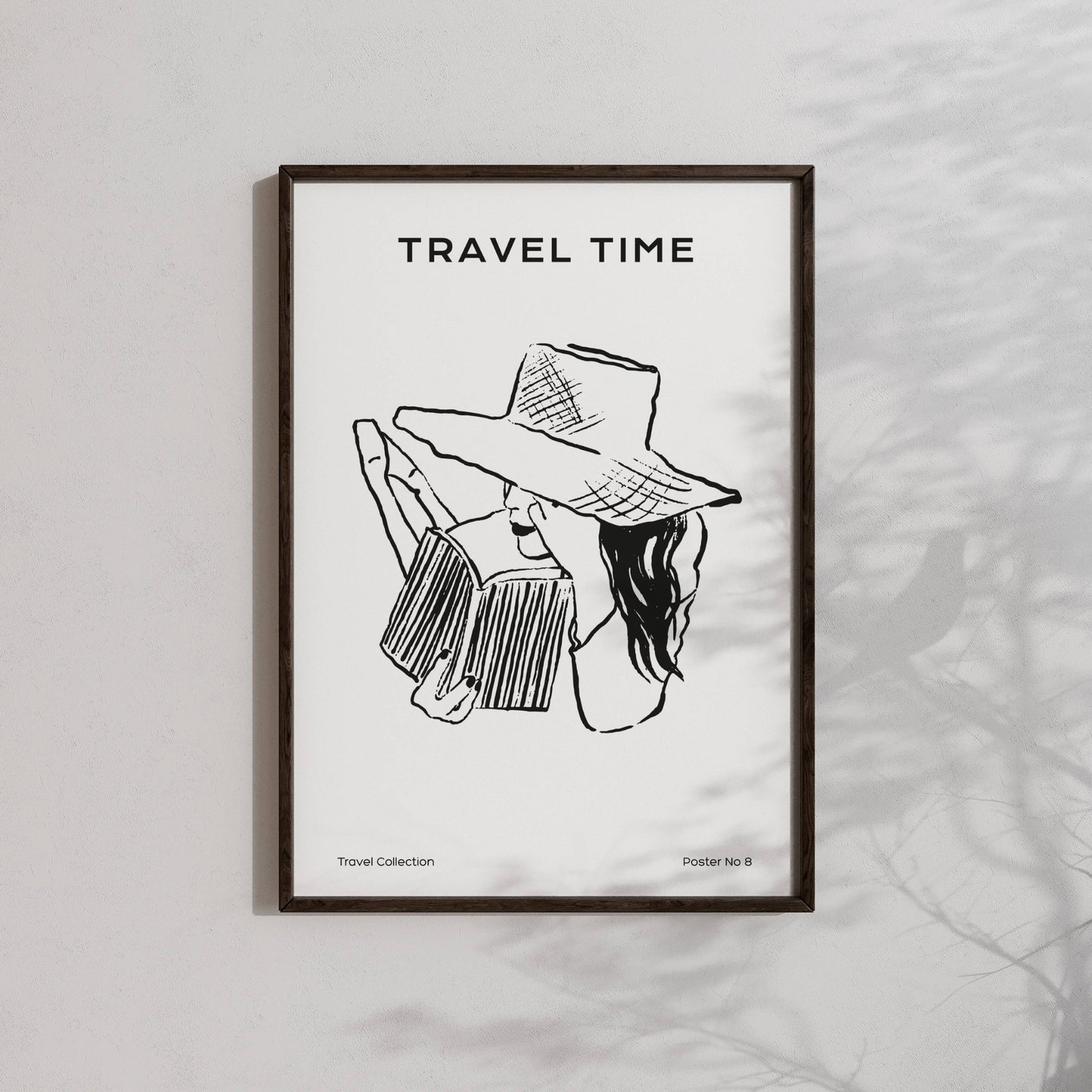 TRAVEL COLLECTION No8 – grafisk plakat viser en kvinne med solhatt som leser. Illustrasjon viser plakat i sort ramme.