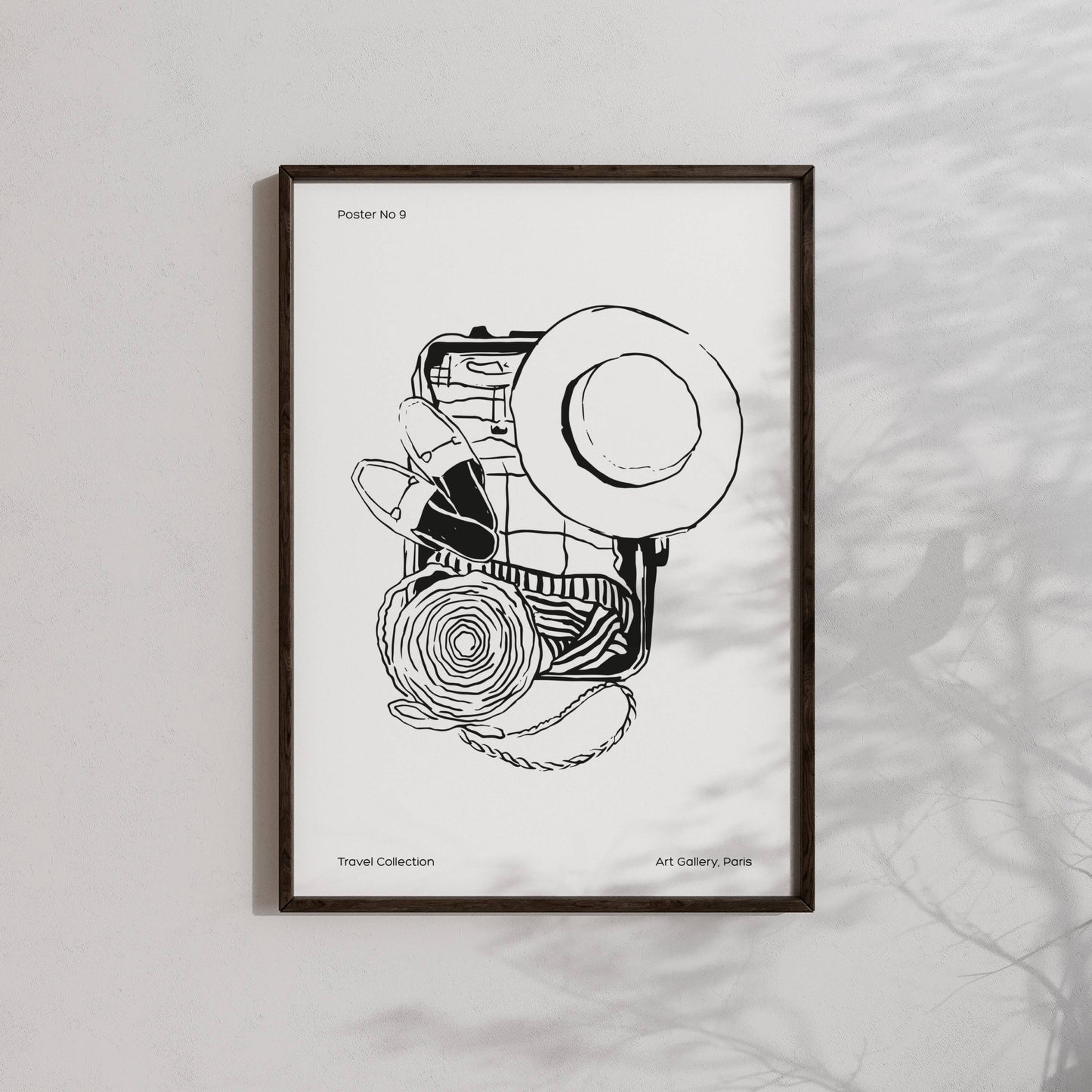 TRAVEL COLLECTION No9 – grafisk plakat viser en åpen koffert med solhatt, sko og strandhåndkle. Illustrasjon viser plakat i sort ramme.