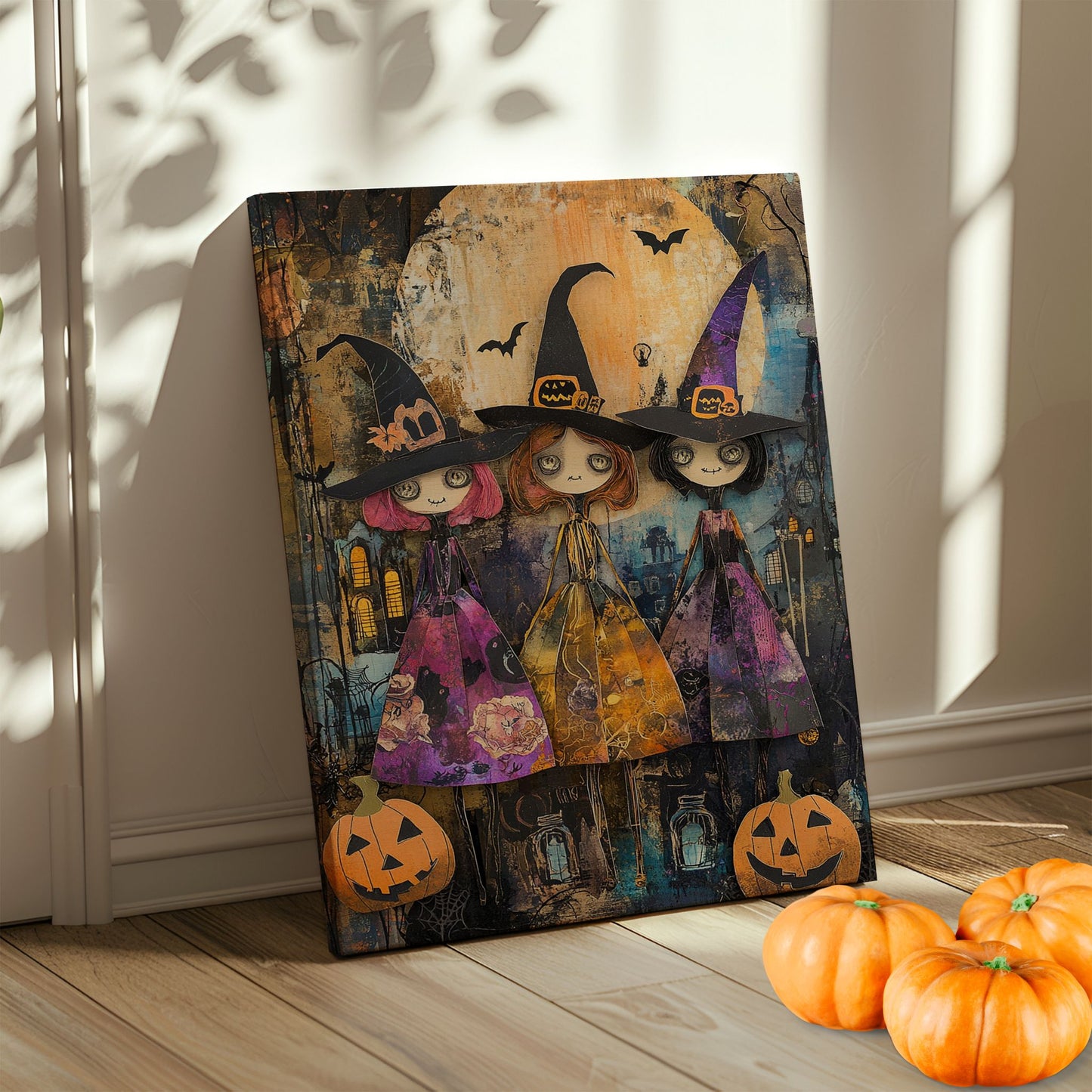 Tre små hekser står side om side under fullmånen, omgitt av gresskar og flaggermus. Et lekent og fargerikt motiv som fanger den magiske stemningen av Halloween-natten. Illustrasjon viser motivet på lerret.