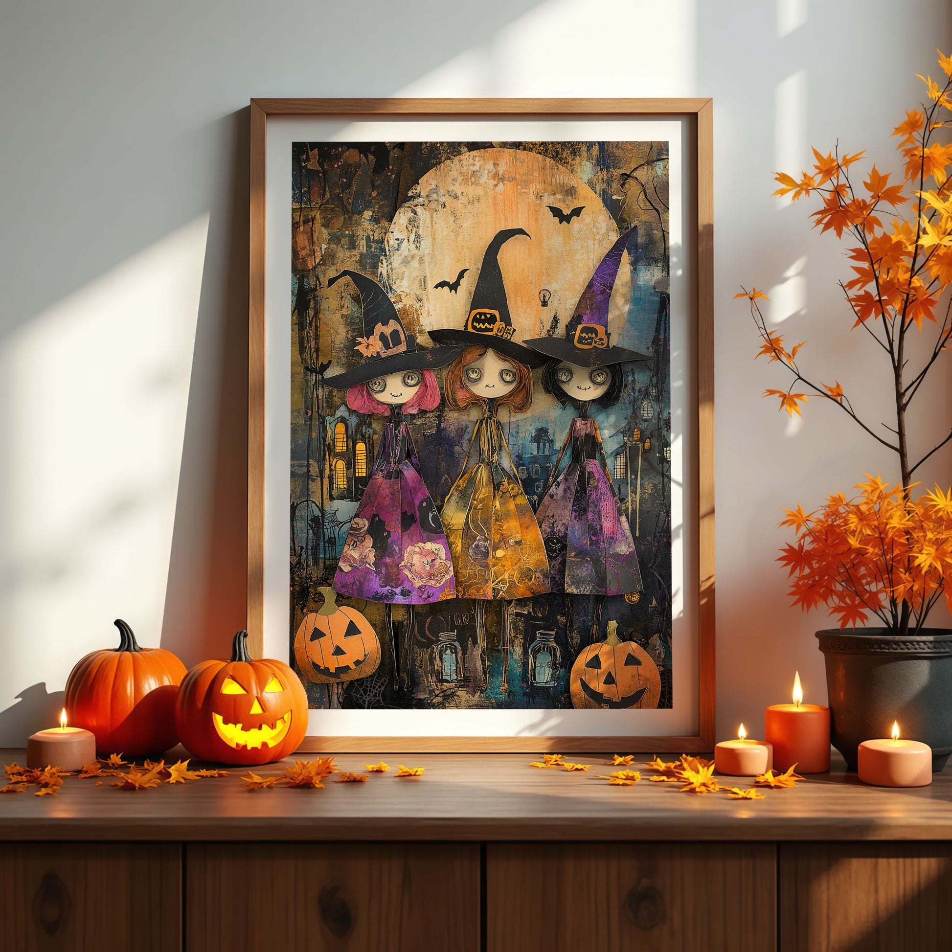 Tre små hekser står side om side under fullmånen, omgitt av gresskar og flaggermus. Et lekent og fargerikt motiv som fanger den magiske stemningen av Halloween-natten. Illustrasjon viser plakat med hvit kantlinje i eik ramme.