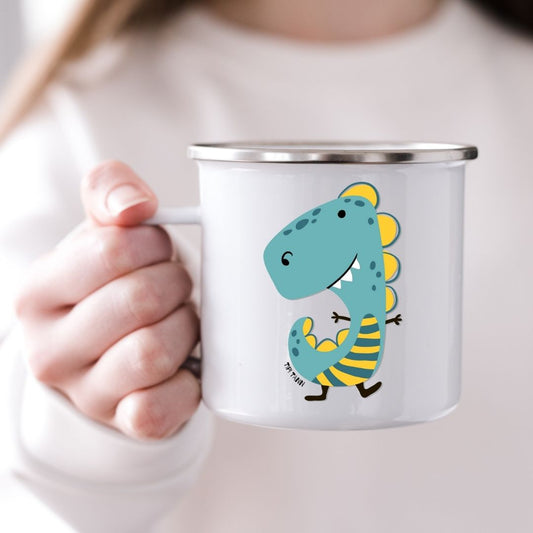 Barn som holder emaljekrus med motiv av dinosauren Tippi Tann fra Dino Venneflokken 
